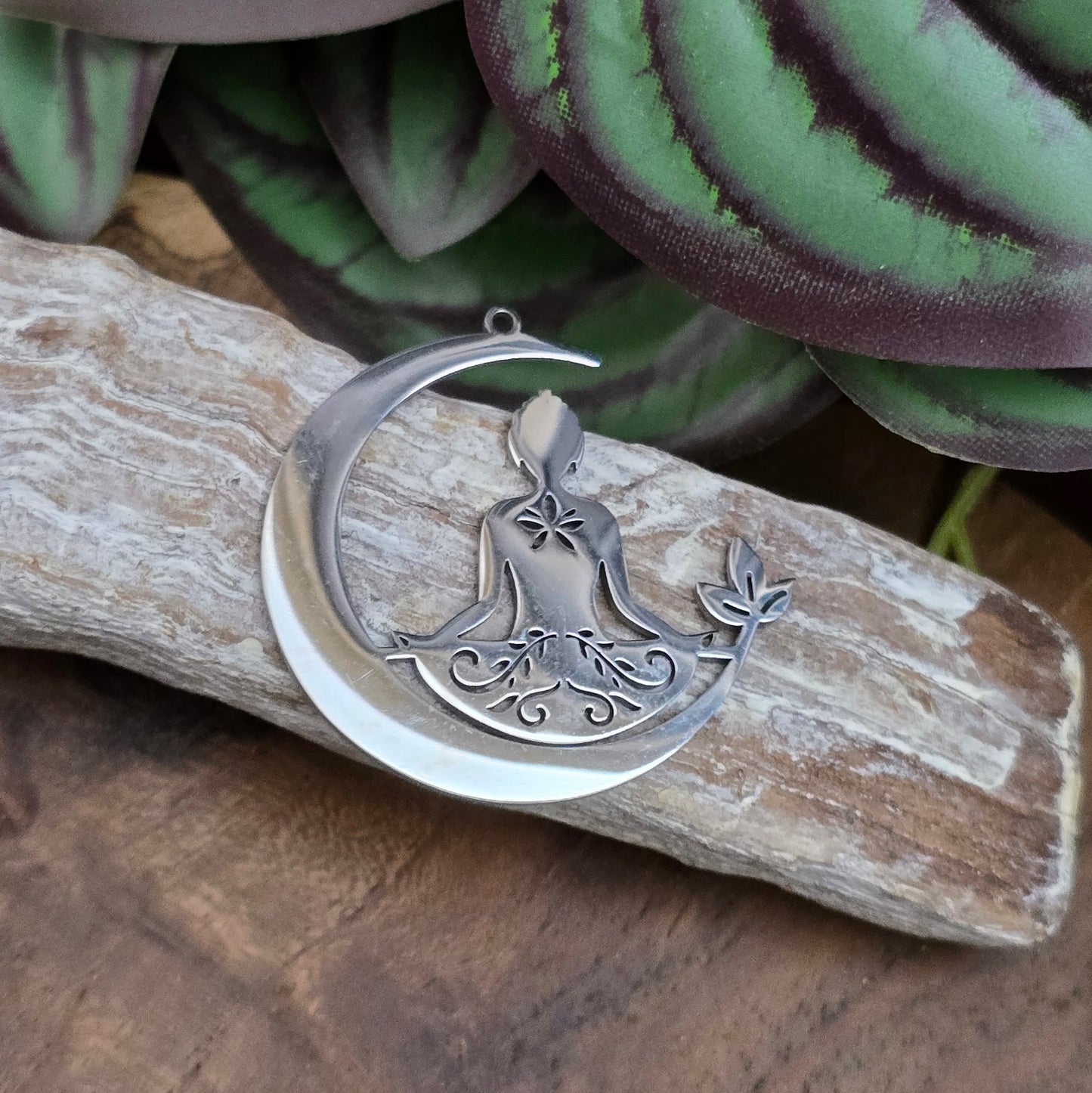 Anhänger „Buddha im Mond“ aus Edelstahl – 36 mm. Spiritueller Schmuck für Meditation & Achtsamkeit. Ideal für Ketten, Armbänder & Chakraschmuck.