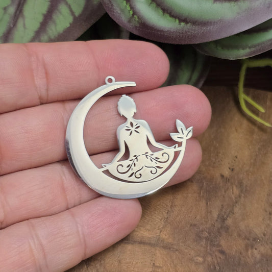 Anhänger „Buddha im Mond“ aus Edelstahl – 36 mm. Spiritueller Schmuck für Meditation & Achtsamkeit. Ideal für Ketten, Armbänder & Chakraschmuck.