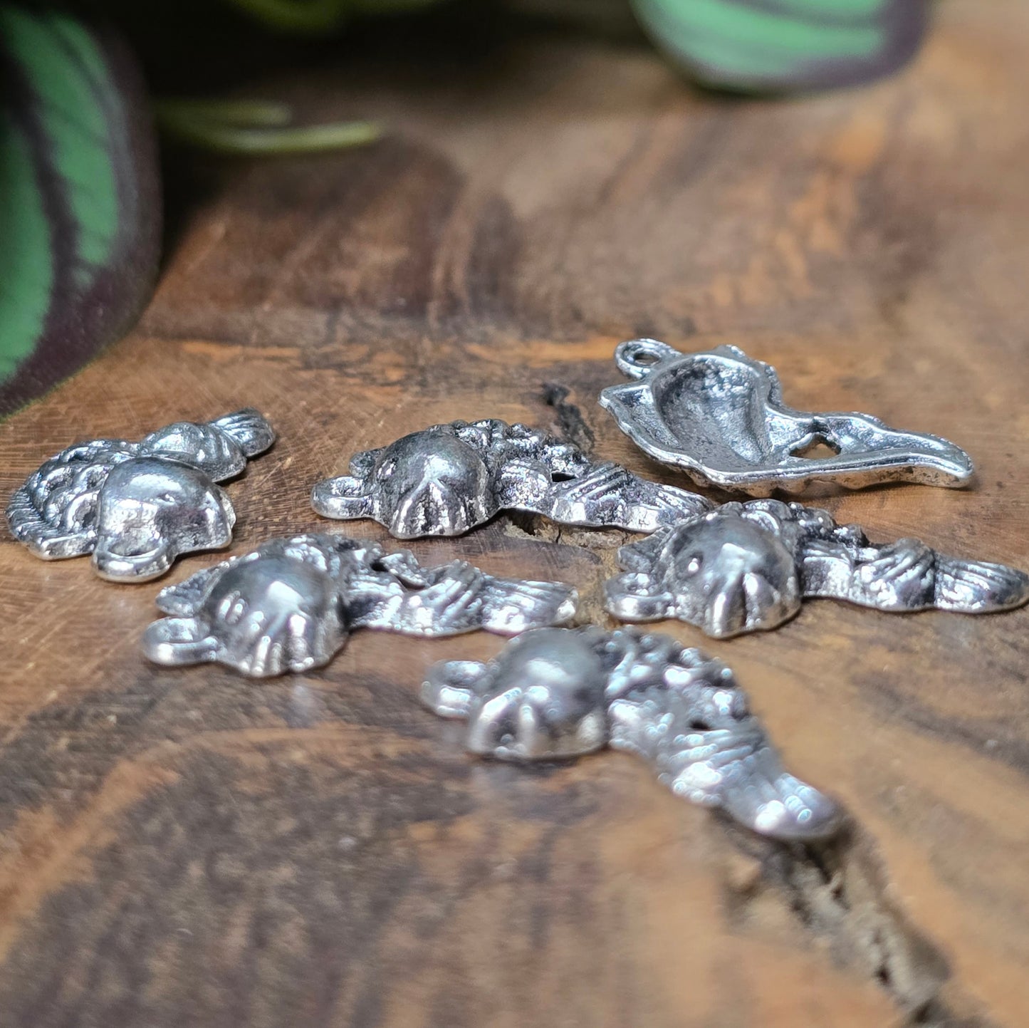 12 Goldfisch-Anhänger, antik-silberfarben, ca. 20 mm, Zinklegierung. Perfekt für Schmuck, DIY und maritime Bastelideen.