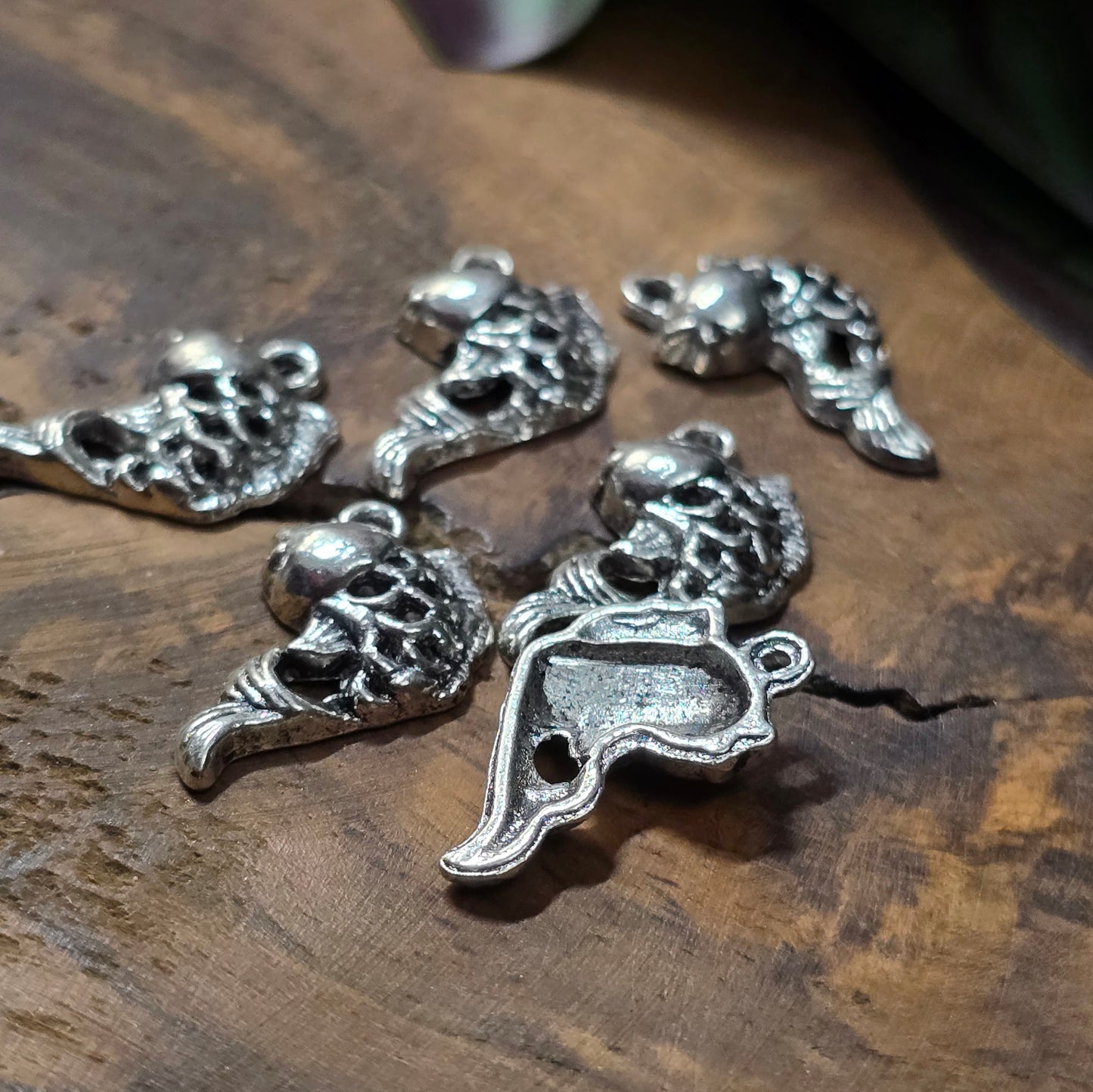 12 Goldfisch-Anhänger, antik-silberfarben, ca. 20 mm, Zinklegierung. Perfekt für Schmuck, DIY und maritime Bastelideen.
