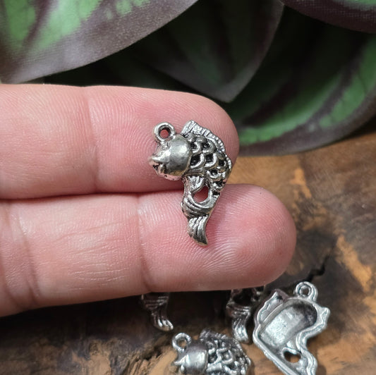 12 Goldfisch-Anhänger, antik-silberfarben, ca. 20 mm, Zinklegierung. Perfekt für Schmuck, DIY und maritime Bastelideen.