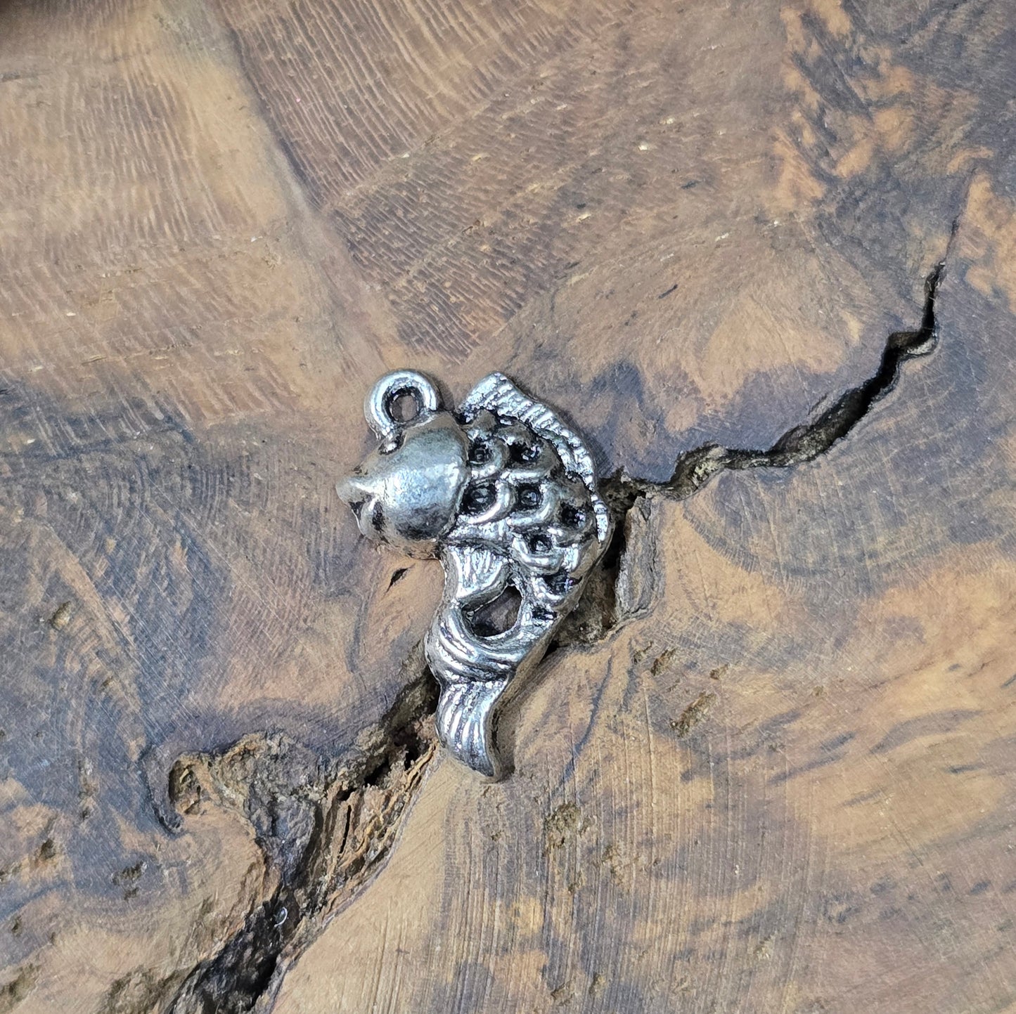 12 Goldfisch-Anhänger, antik-silberfarben, ca. 20 mm, Zinklegierung. Perfekt für Schmuck, DIY und maritime Bastelideen.