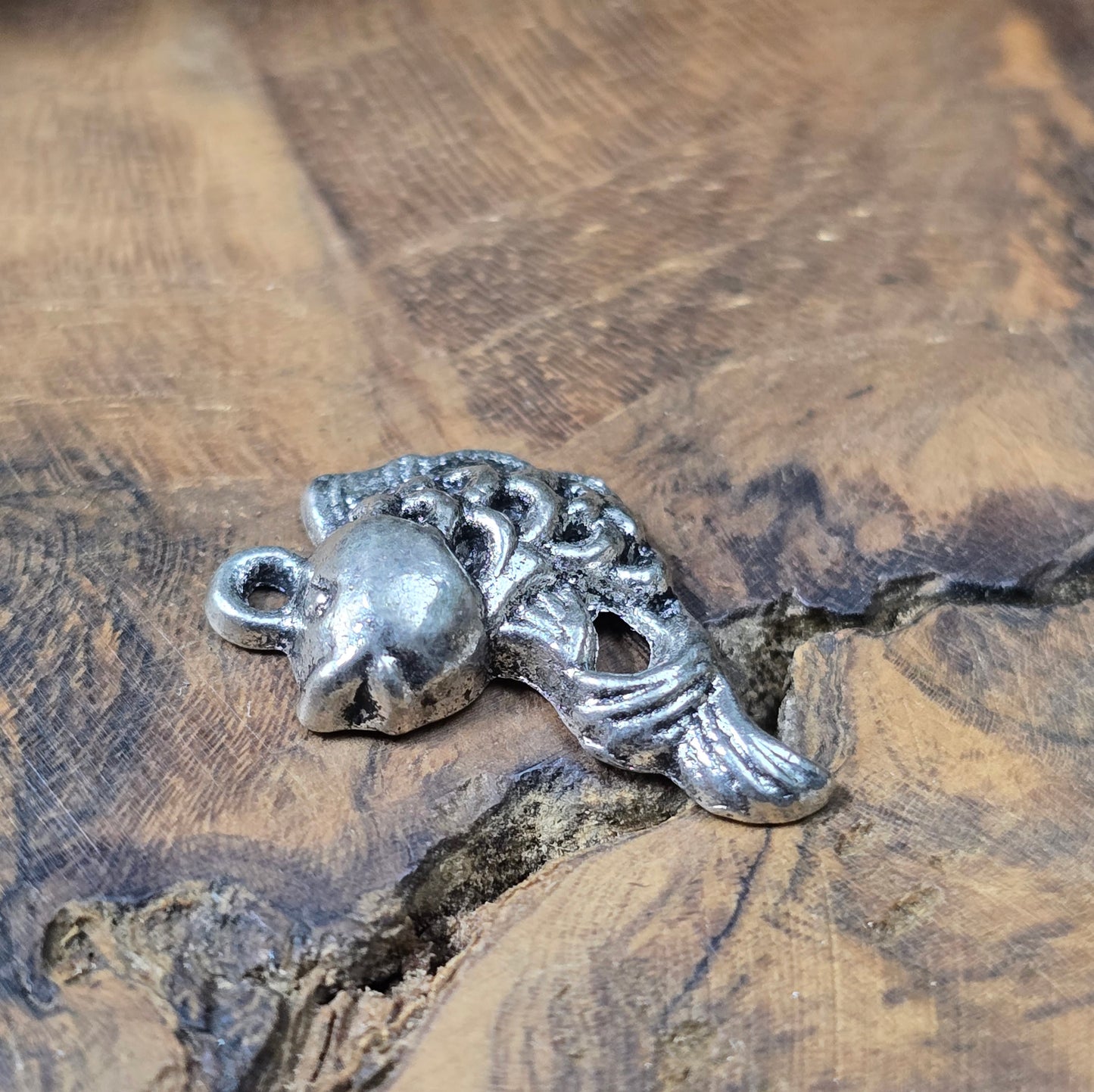 12 Goldfisch-Anhänger, antik-silberfarben, ca. 20 mm, Zinklegierung. Perfekt für Schmuck, DIY und maritime Bastelideen.