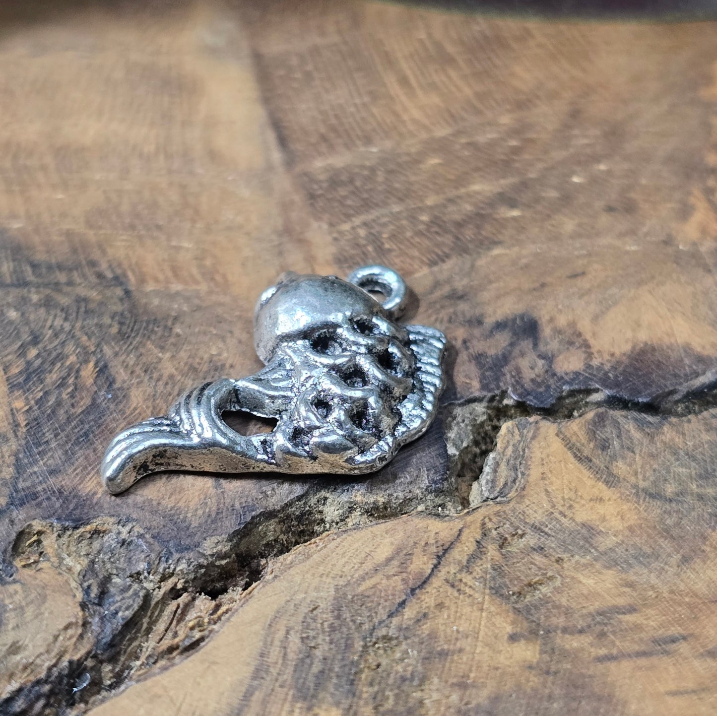 12 Goldfisch-Anhänger, antik-silberfarben, ca. 20 mm, Zinklegierung. Perfekt für Schmuck, DIY und maritime Bastelideen.
