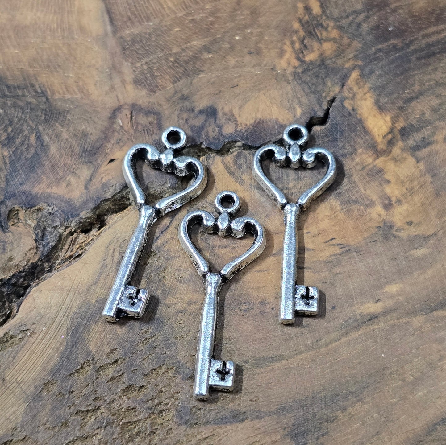 6 nostalgische Schlüssel-Anhänger in antik Silber. Perfekt für DIY-Schmuck, Charms, Ketten, Armbänder, Taschenbaumler & Schlüsselringe.