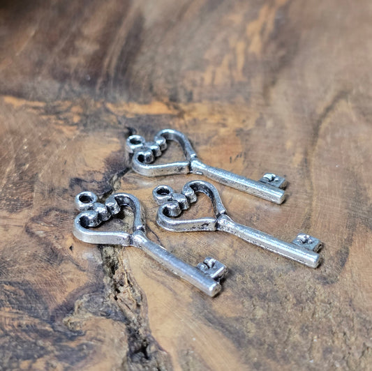 6 nostalgische Schlüssel-Anhänger in antik Silber. Perfekt für DIY-Schmuck, Charms, Ketten, Armbänder, Taschenbaumler & Schlüsselringe.