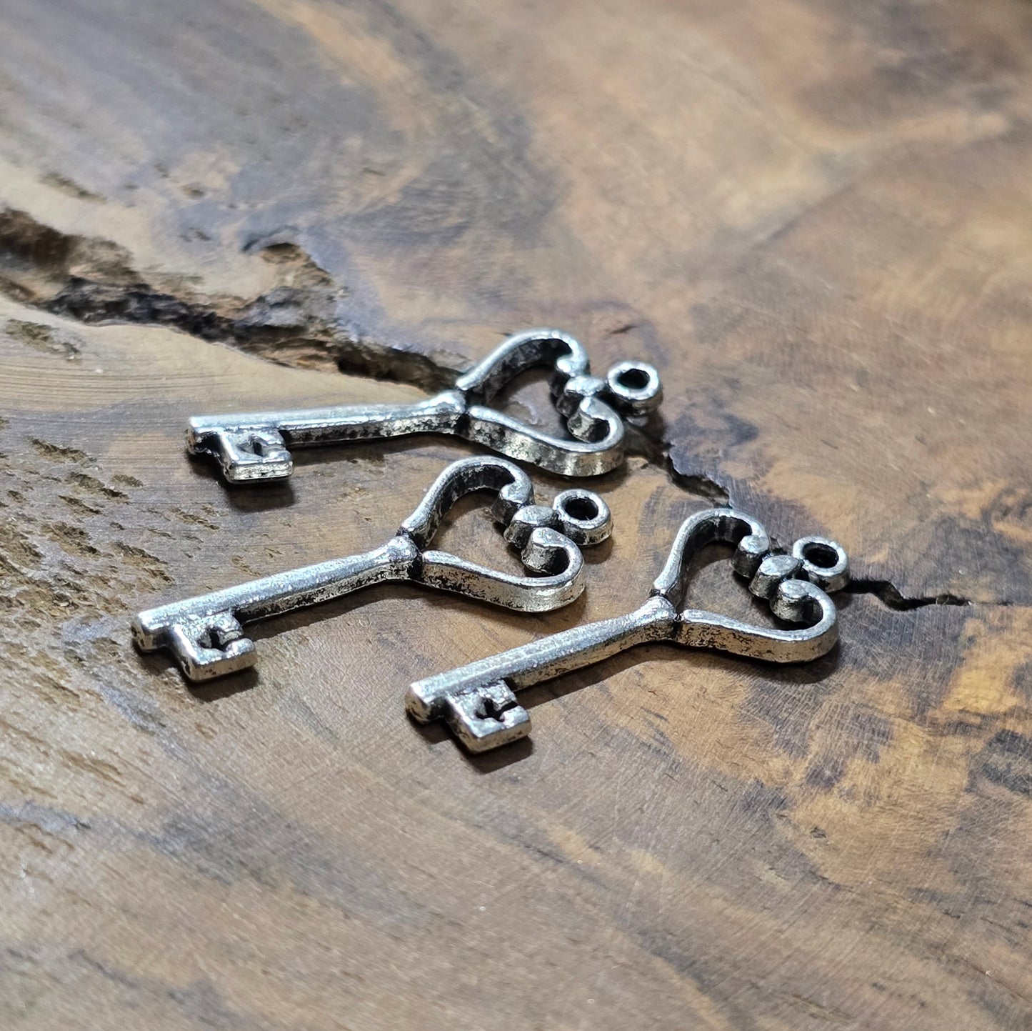 6 nostalgische Schlüssel-Anhänger in antik Silber. Perfekt für DIY-Schmuck, Charms, Ketten, Armbänder, Taschenbaumler & Schlüsselringe.
