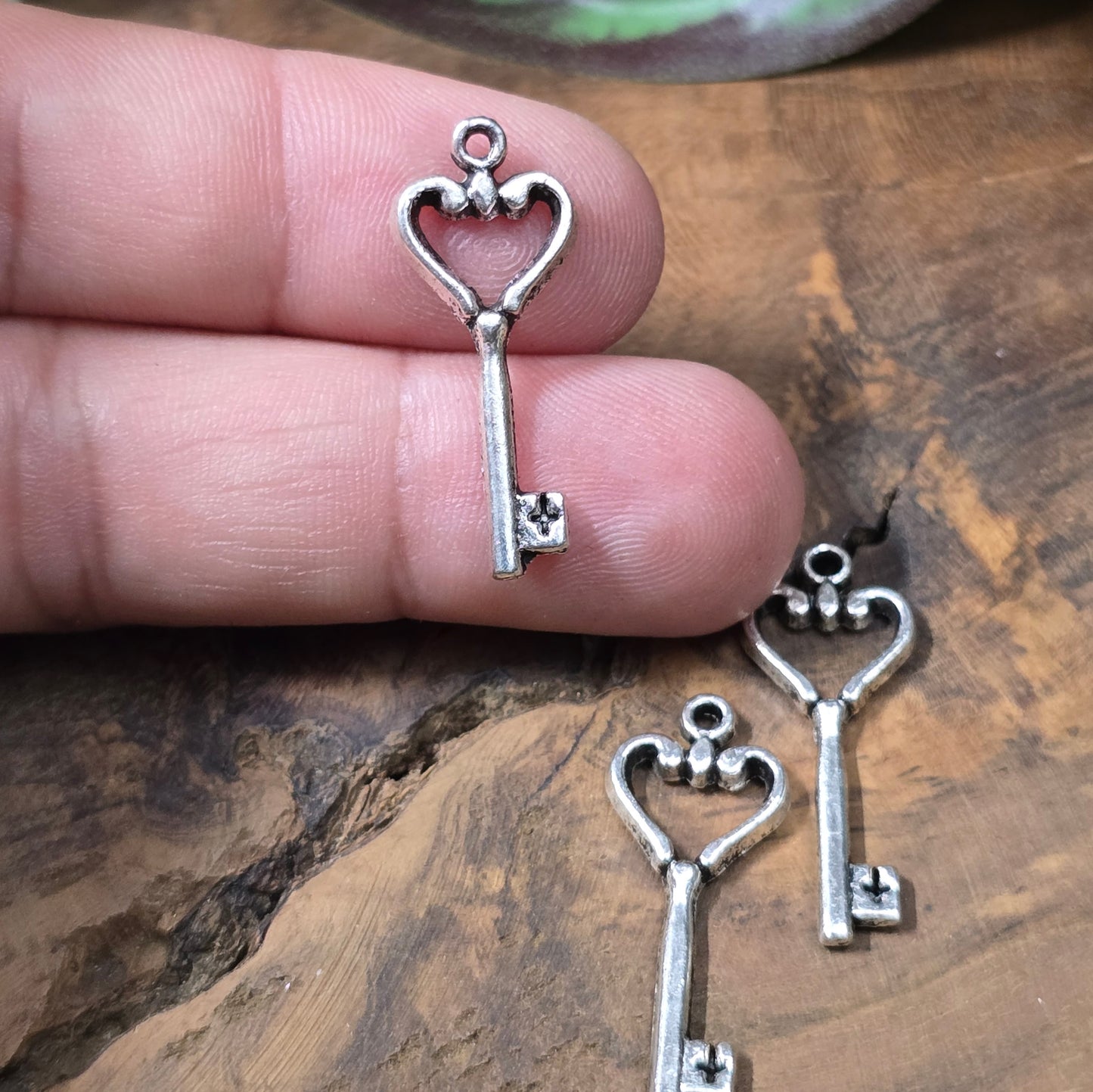 6 nostalgische Schlüssel-Anhänger in antik Silber. Perfekt für DIY-Schmuck, Charms, Ketten, Armbänder, Taschenbaumler & Schlüsselringe.