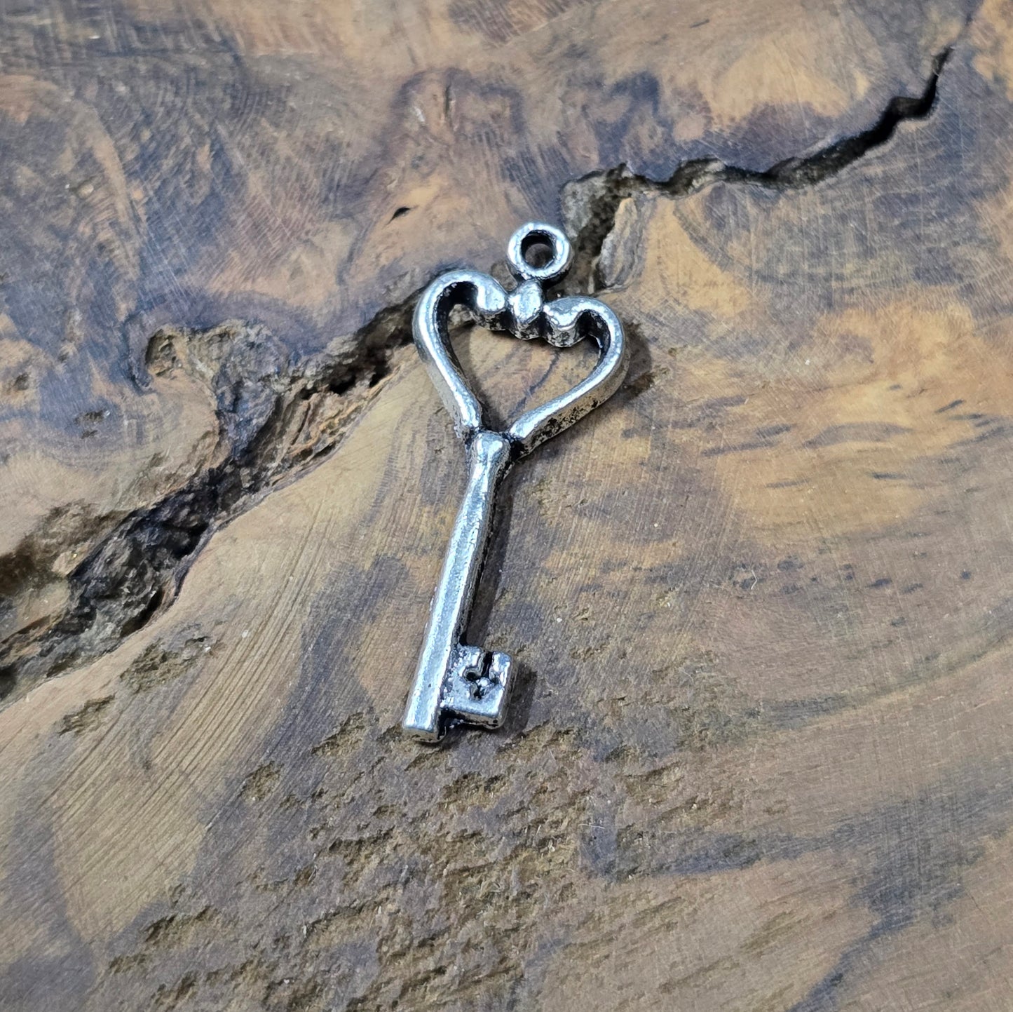 6 nostalgische Schlüssel-Anhänger in antik Silber. Perfekt für DIY-Schmuck, Charms, Ketten, Armbänder, Taschenbaumler & Schlüsselringe.