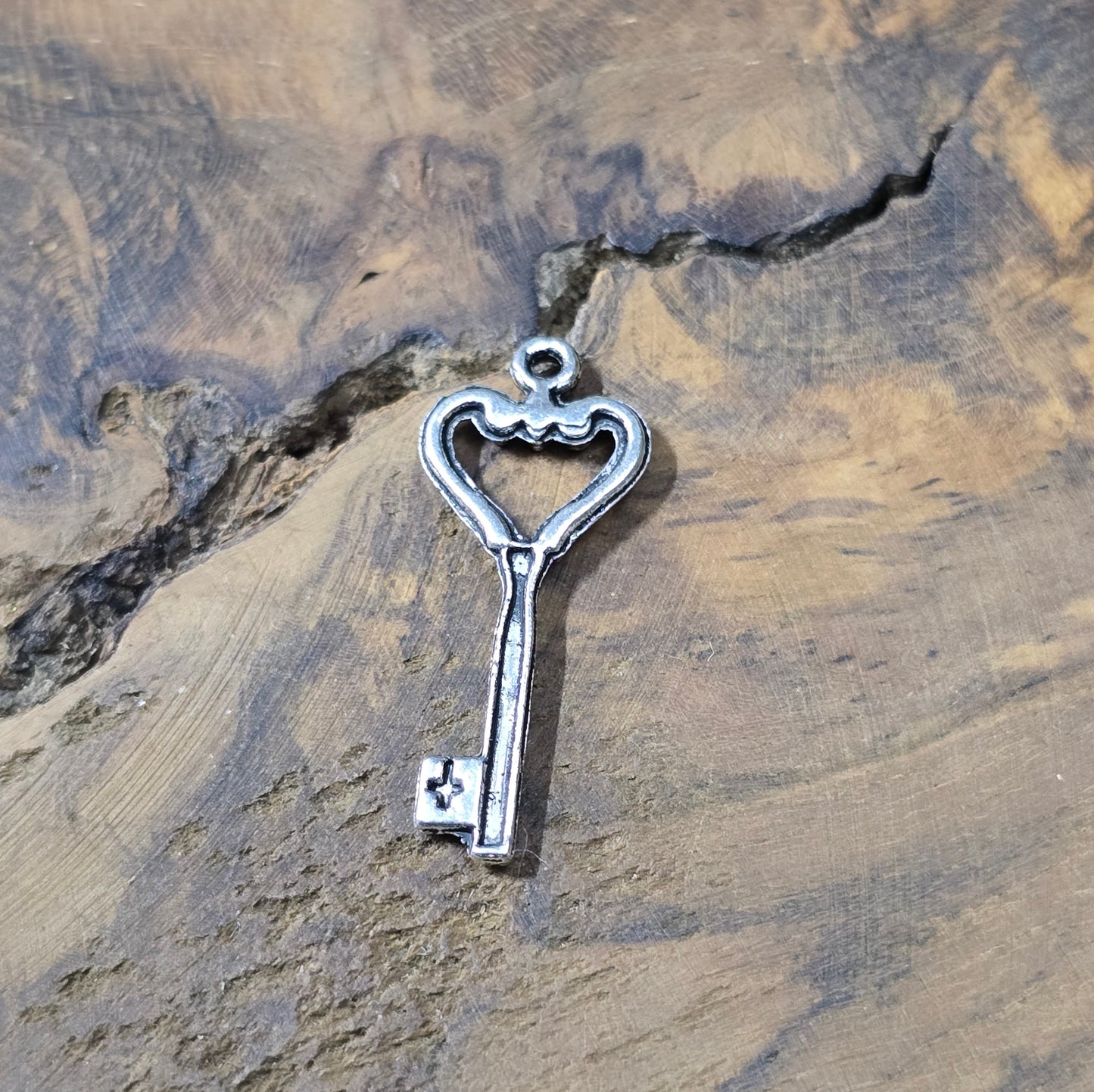 6 nostalgische Schlüssel-Anhänger in antik Silber. Perfekt für DIY-Schmuck, Charms, Ketten, Armbänder, Taschenbaumler & Schlüsselringe.
