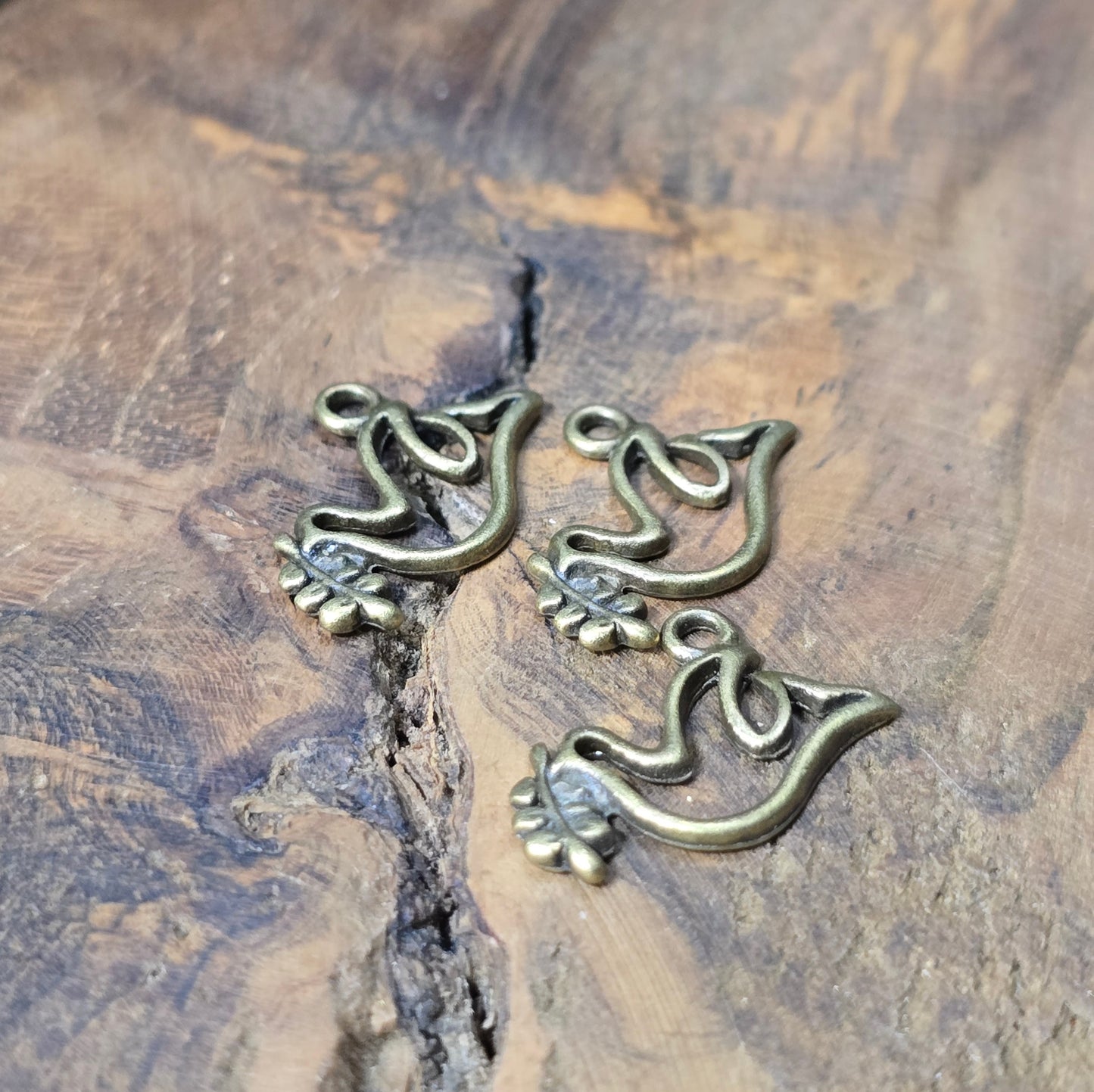 6x Anhänger Vögelchen mit Blätterzweig, antik-bronzefarbig, 17 mm – perfekt für Ketten, Ohrringe, Armbänder & DIY-Schmuck.