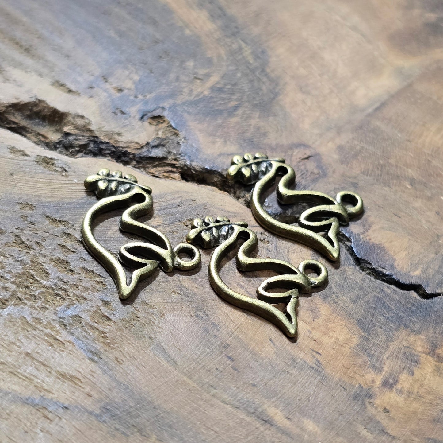 6x Anhänger Vögelchen mit Blätterzweig, antik-bronzefarbig, 17 mm – perfekt für Ketten, Ohrringe, Armbänder & DIY-Schmuck.