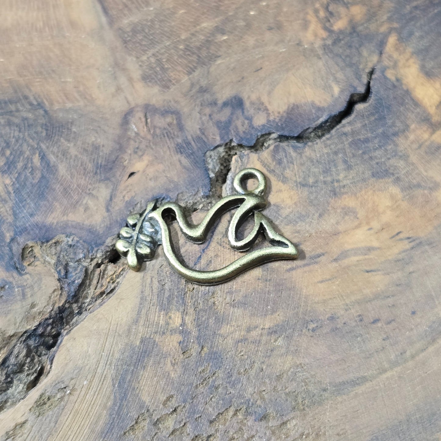 6x Anhänger Vögelchen mit Blätterzweig, antik-bronzefarbig, 17 mm – perfekt für Ketten, Ohrringe, Armbänder & DIY-Schmuck.