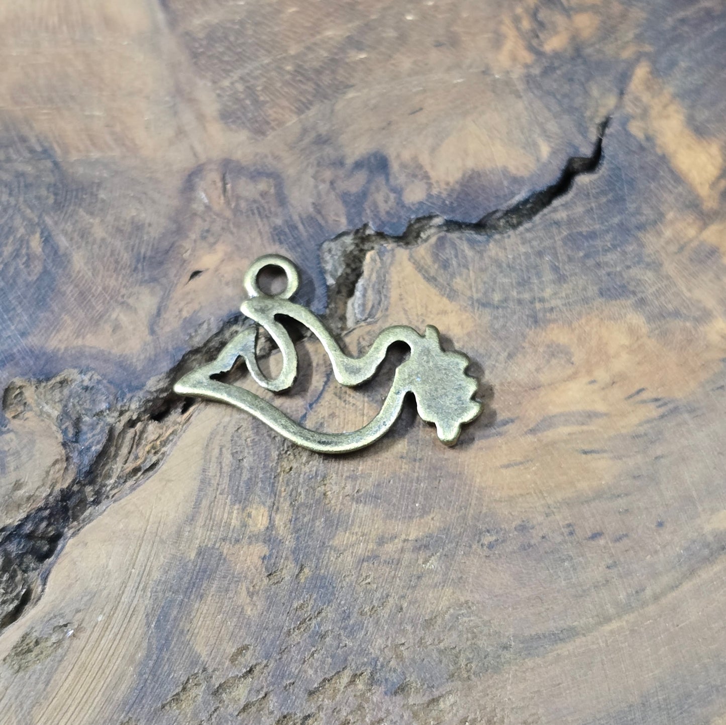 6x Anhänger Vögelchen mit Blätterzweig, antik-bronzefarbig, 17 mm – perfekt für Ketten, Ohrringe, Armbänder & DIY-Schmuck.