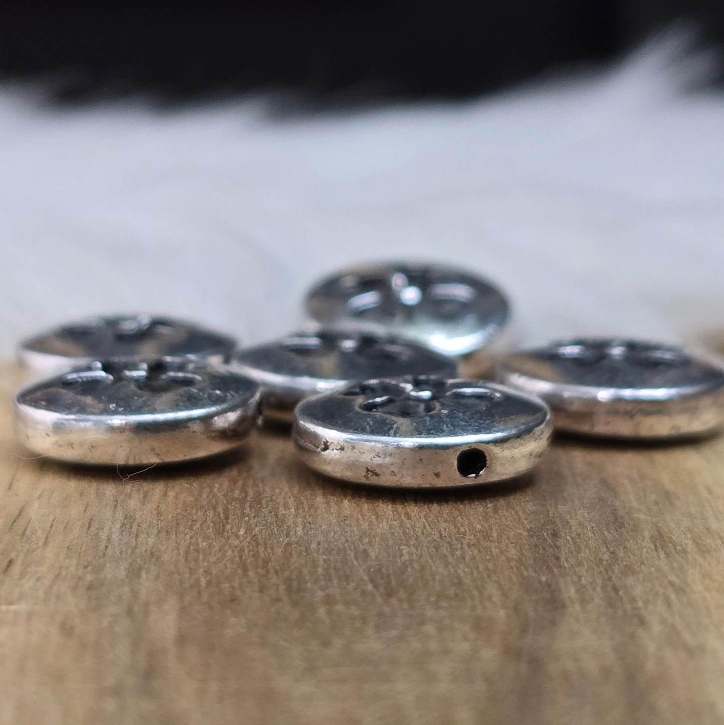 Antik silberfarbene, linsenförmige Metallperlen mit Kleeblattmotiv. Perfekt für Schmuck & Deko, 14mm, 6 Stück. Kreativ & einzigartig!