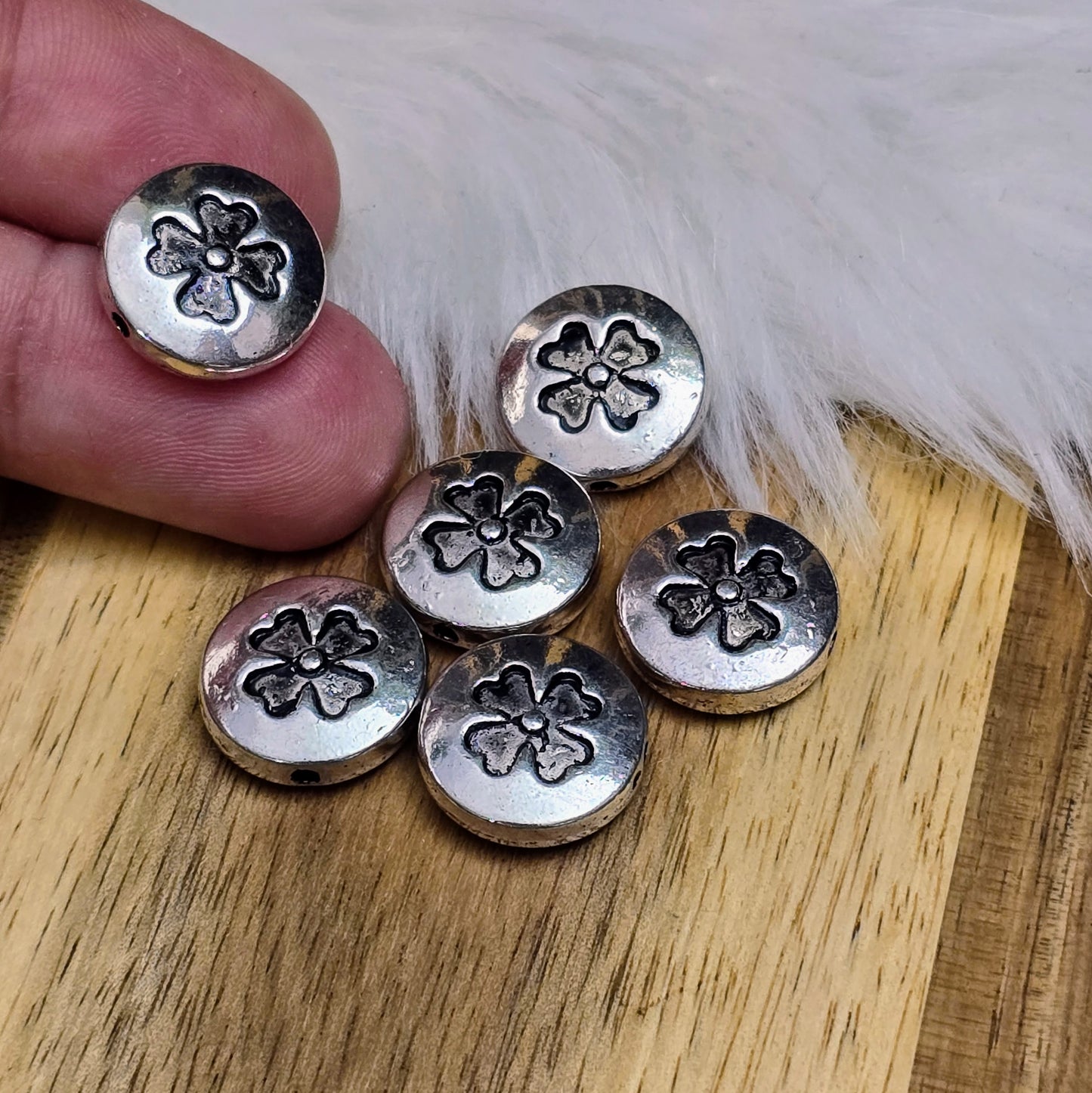 Antik silberfarbene, linsenförmige Metallperlen mit Kleeblattmotiv. Perfekt für Schmuck & Deko, 14mm, 6 Stück. Kreativ & einzigartig!