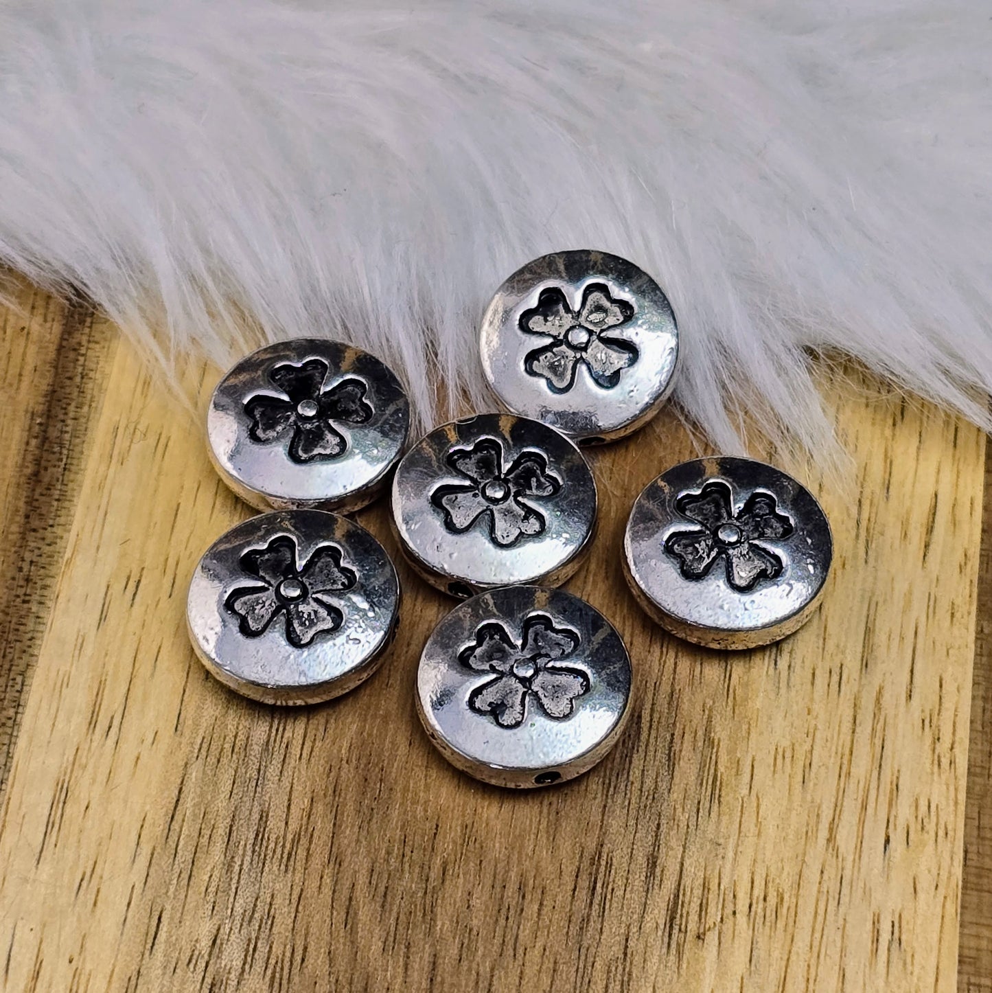 Antik silberfarbene, linsenförmige Metallperlen mit Kleeblattmotiv. Perfekt für Schmuck & Deko, 14mm, 6 Stück. Kreativ & einzigartig!