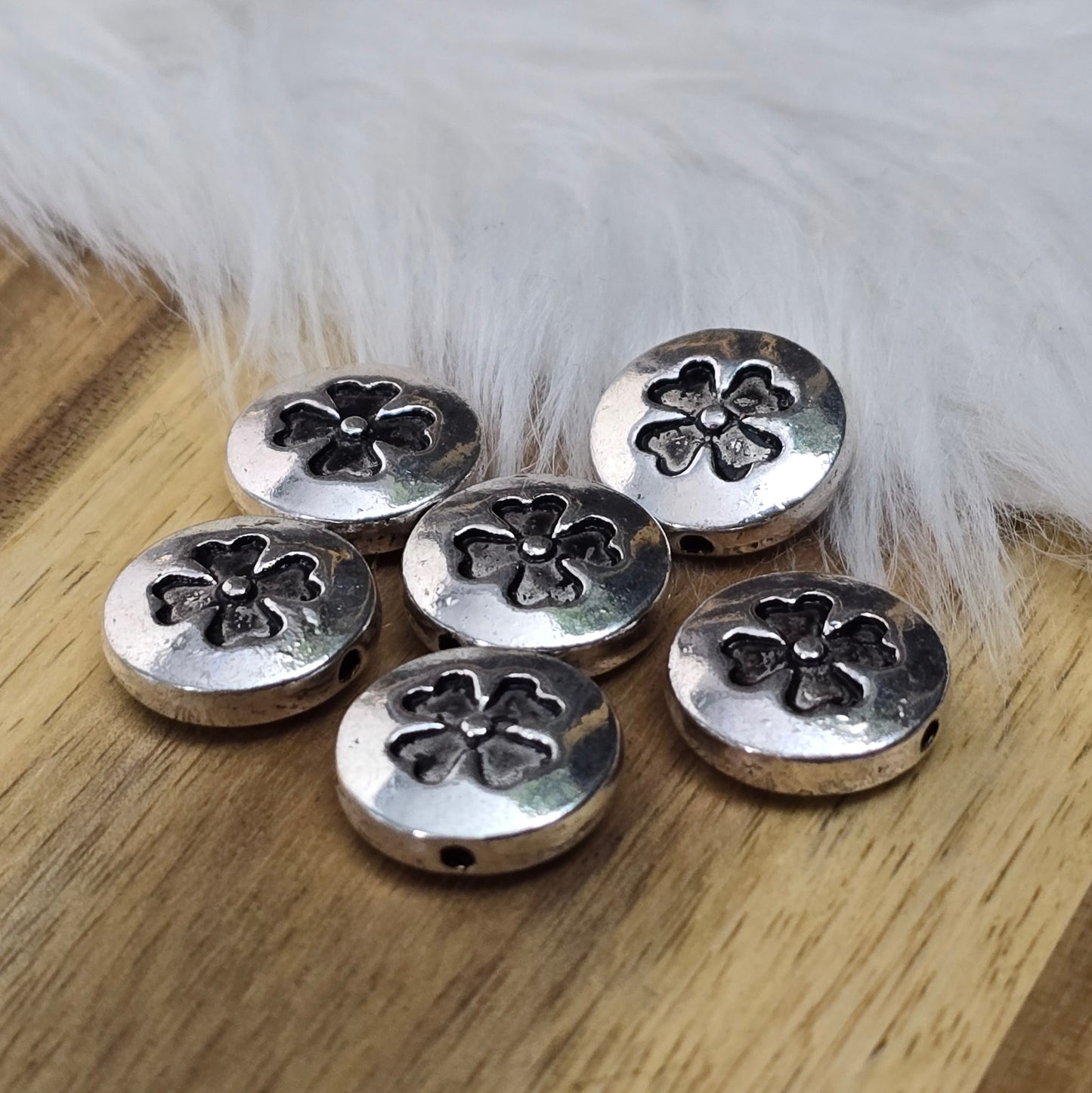 Antik silberfarbene, linsenförmige Metallperlen mit Kleeblattmotiv. Perfekt für Schmuck & Deko, 14mm, 6 Stück. Kreativ & einzigartig!