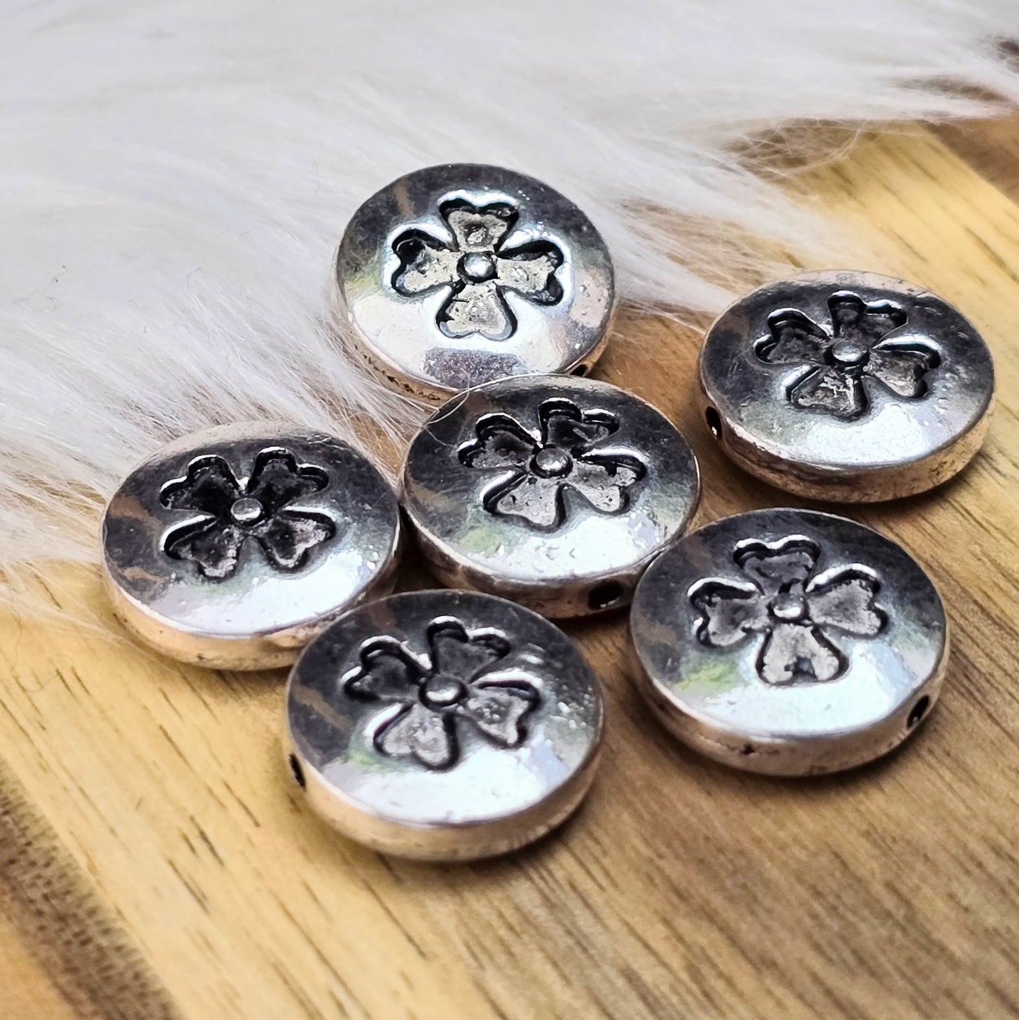 Antik silberfarbene, linsenförmige Metallperlen mit Kleeblattmotiv. Perfekt für Schmuck & Deko, 14mm, 6 Stück. Kreativ & einzigartig!
