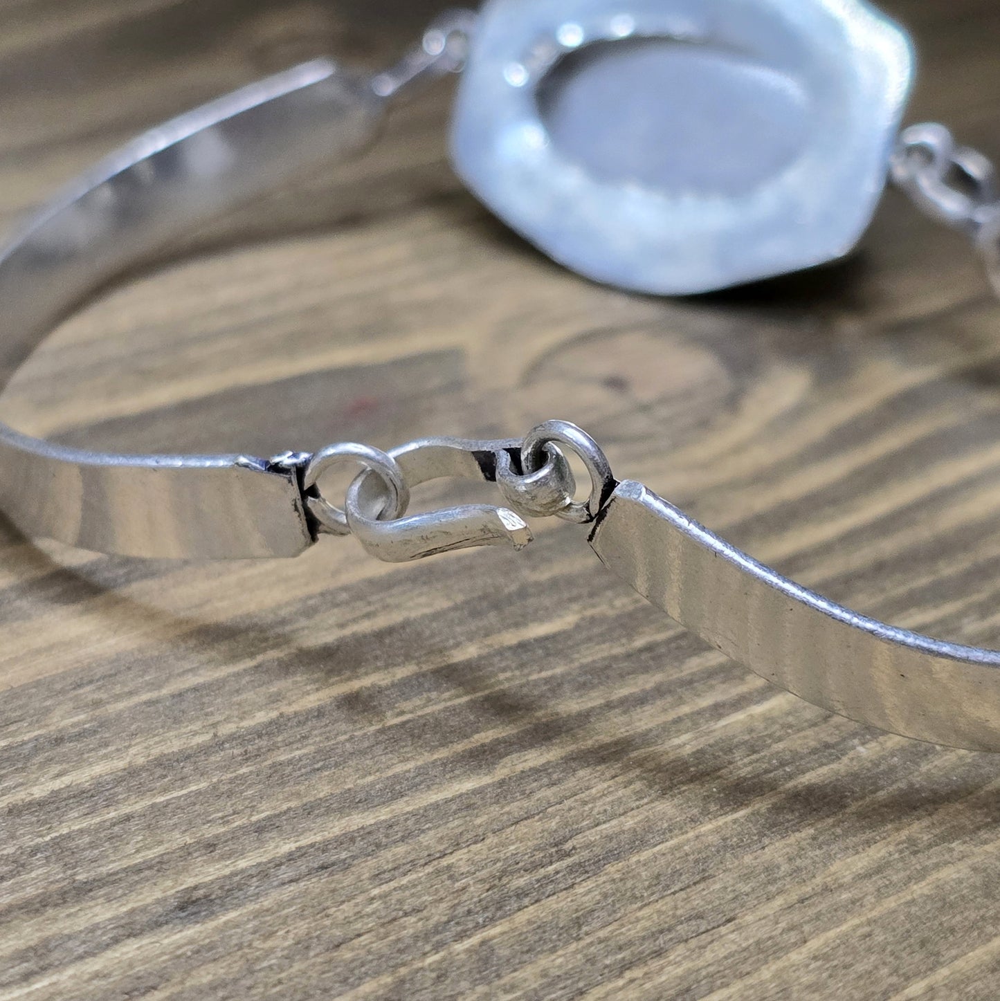 Armspange aus .925 Silber mit Mondstein & Haken Verschluss – Stilvolles Schmuckstück für jeden Anlass