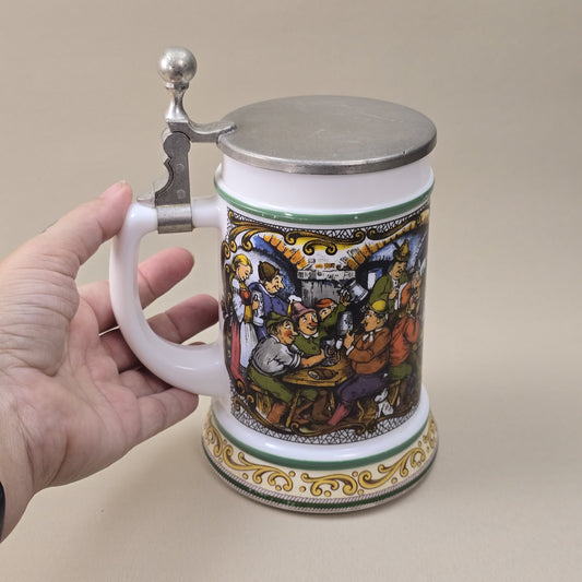 BMF Bierseidel aus weißem Glas mit farbigem Wirtshausmotiv und Zinndeckel, Vintage 1970er/80er