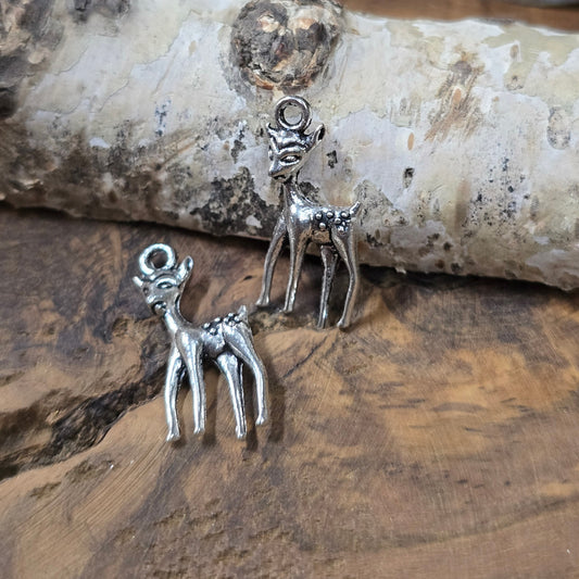 2x Bambi-Anhänger, antik Silber, 3D, ca. 24×10,6 mm. Zinklegierung. Für Ketten, Ohrringe, Charivari & Zipper. Leicht & detailreich.