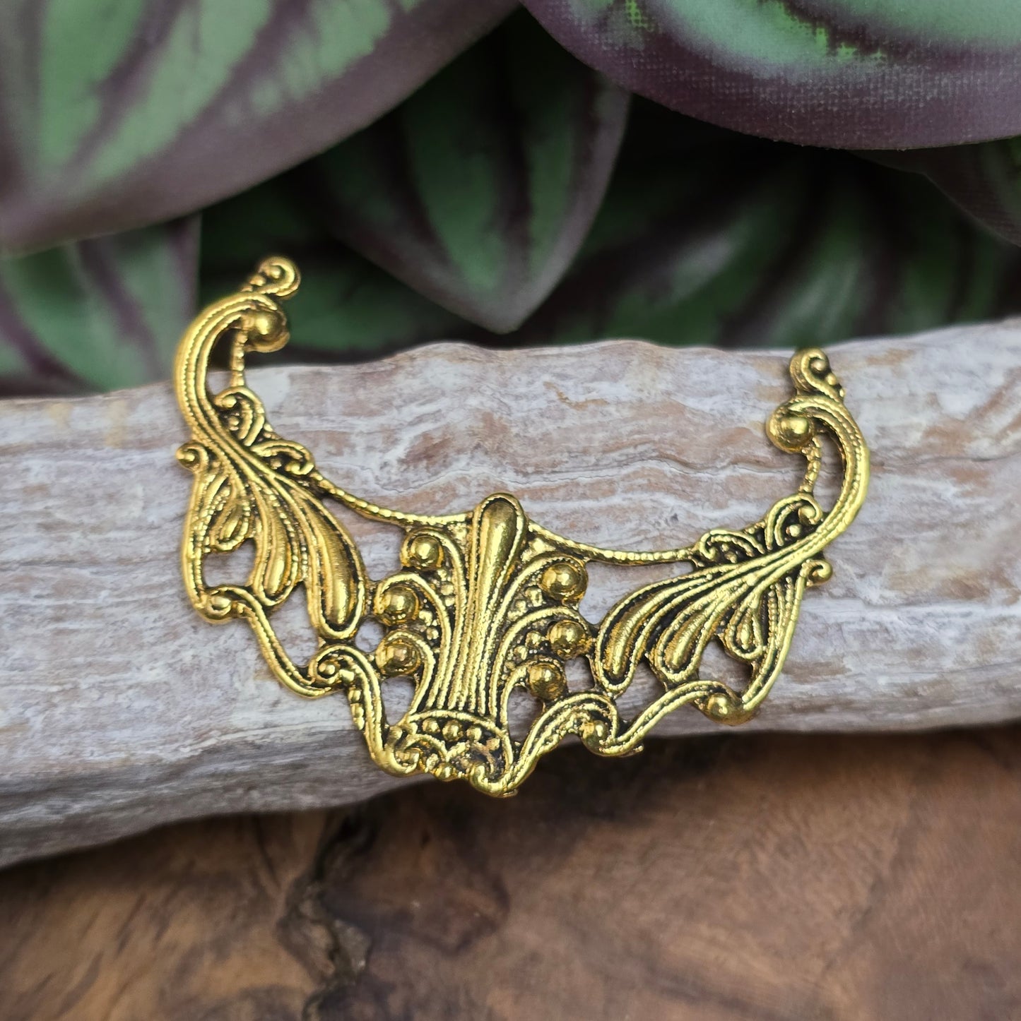 Barockes Gotik-Zierteil 52mm antik goldfarben für Schmuck, Möbel & Deko. Flache Rückseite für einfaches Kleben oder Nähen. Ideal für DIY- und Bastelprojekte.