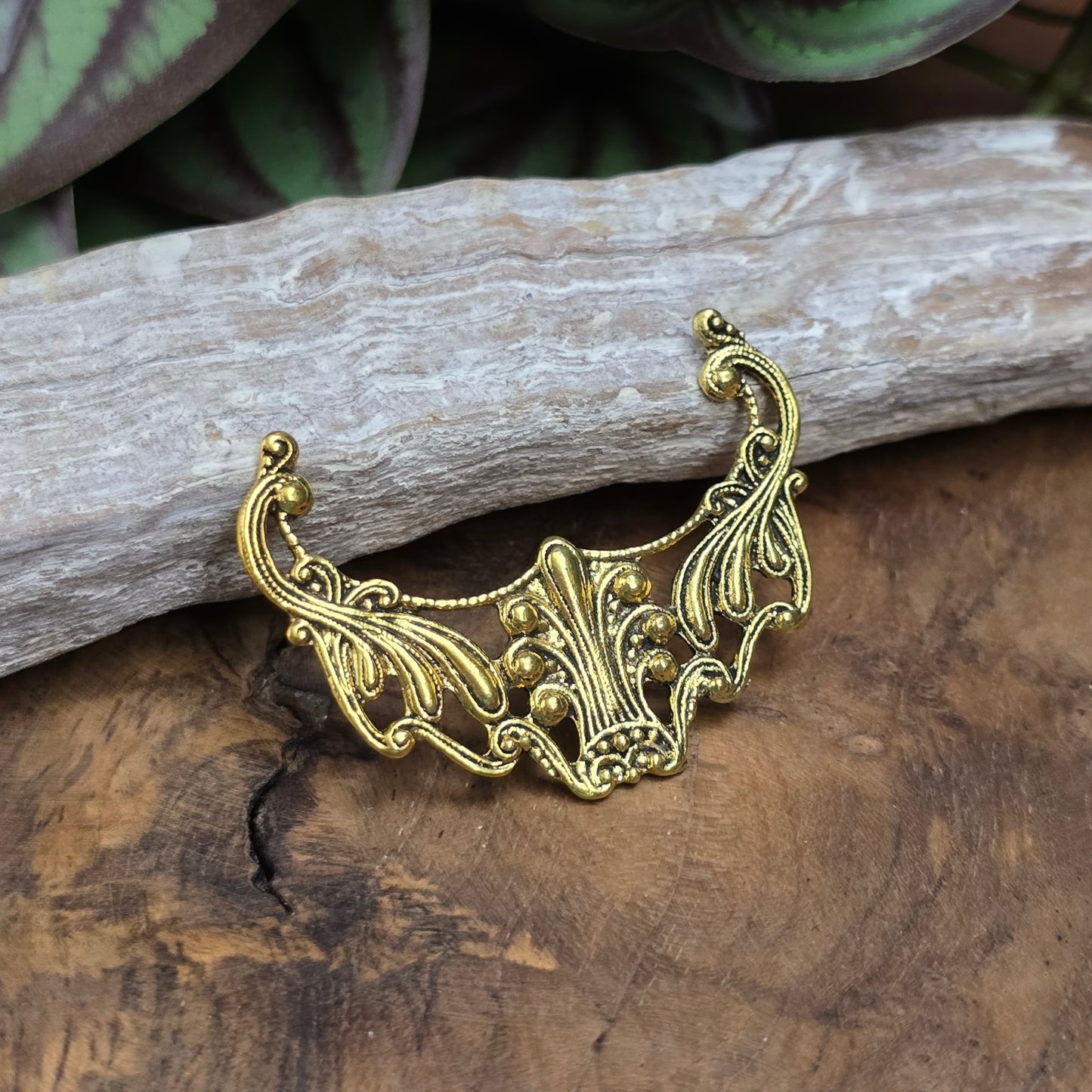 Barockes Gotik-Zierteil 52mm antik goldfarben für Schmuck, Möbel & Deko. Flache Rückseite für einfaches Kleben oder Nähen. Ideal für DIY- und Bastelprojekte.