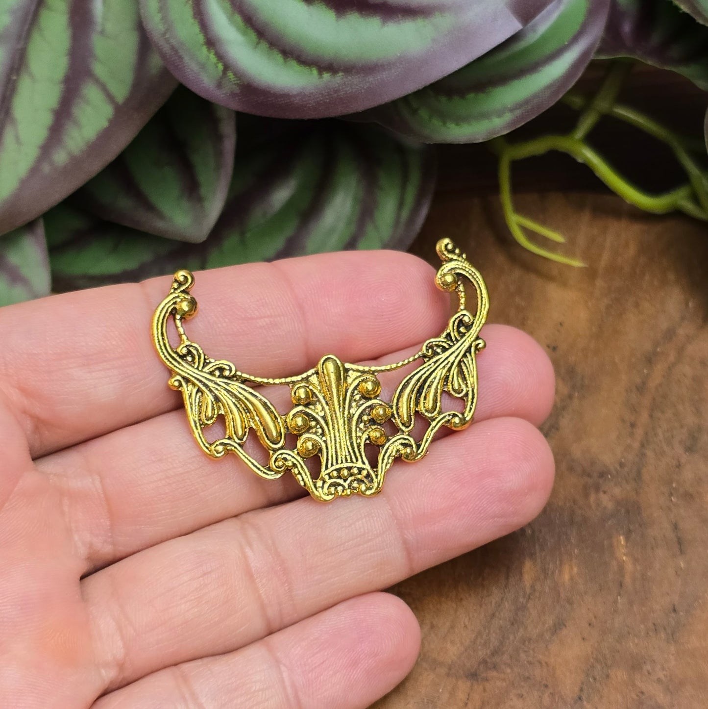 Barockes Gotik-Zierteil 52mm antik goldfarben für Schmuck, Möbel & Deko. Flache Rückseite für einfaches Kleben oder Nähen. Ideal für DIY- und Bastelprojekte.