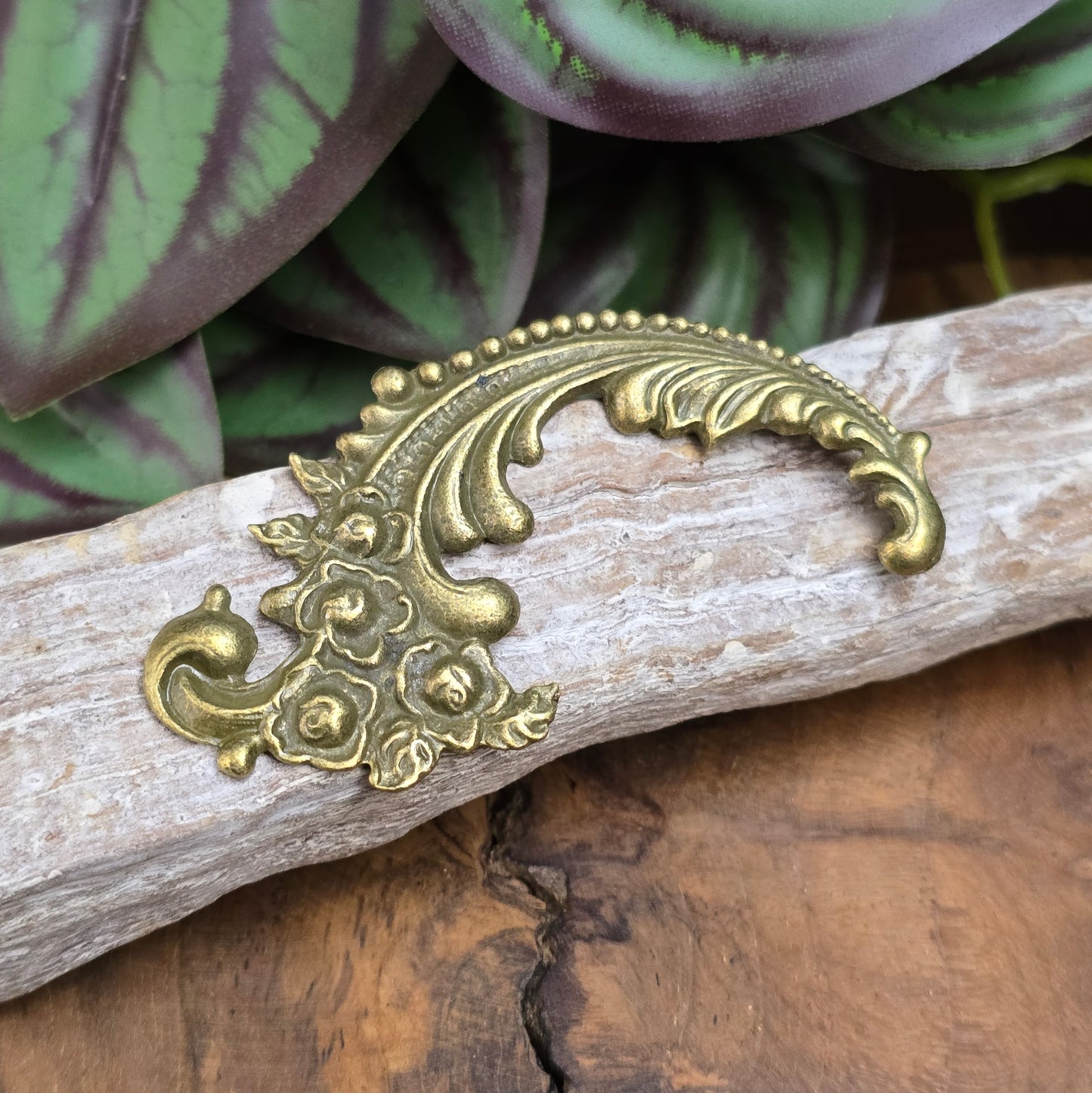 Barockes Zierteil 69mm im Gotik-Design aus antik bronzefarbener Zinklegierung. Perfekt für Schmuck, Möbel & DIY-Projekte. Flache Rückseite für einfaches Verarbeiten.