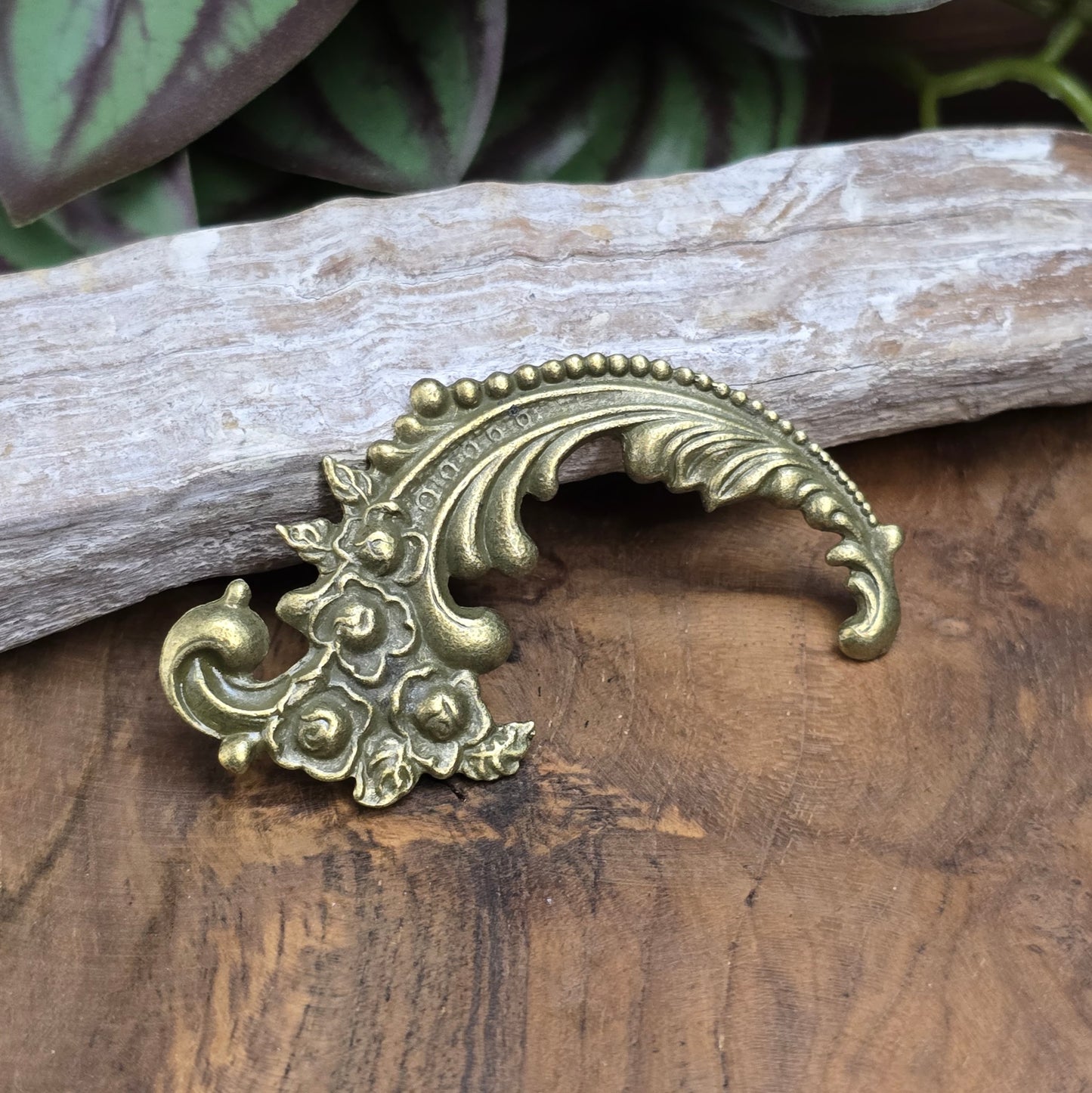 Barockes Zierteil 69mm im Gotik-Design aus antik bronzefarbener Zinklegierung. Perfekt für Schmuck, Möbel & DIY-Projekte. Flache Rückseite für einfaches Verarbeiten.