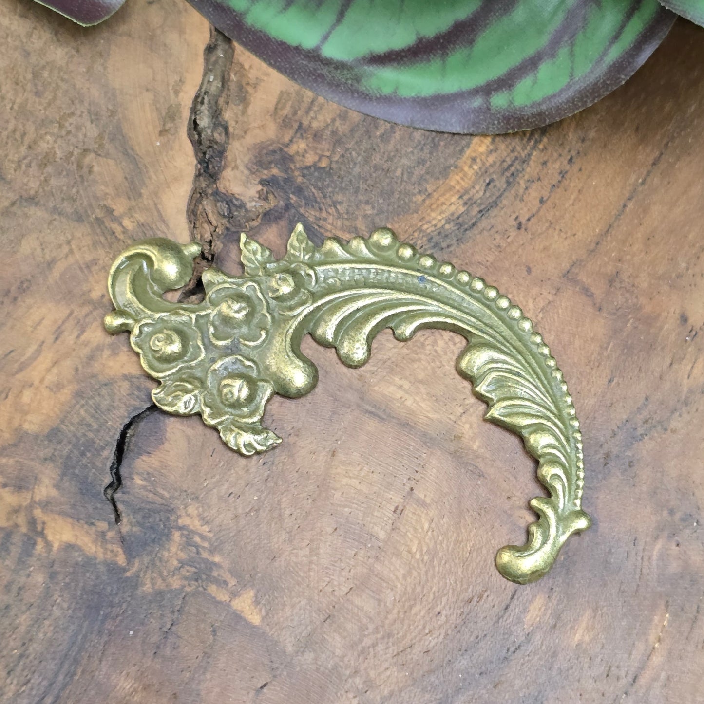 Barockes Zierteil 69mm im Gotik-Design aus antik bronzefarbener Zinklegierung. Perfekt für Schmuck, Möbel & DIY-Projekte. Flache Rückseite für einfaches Verarbeiten.