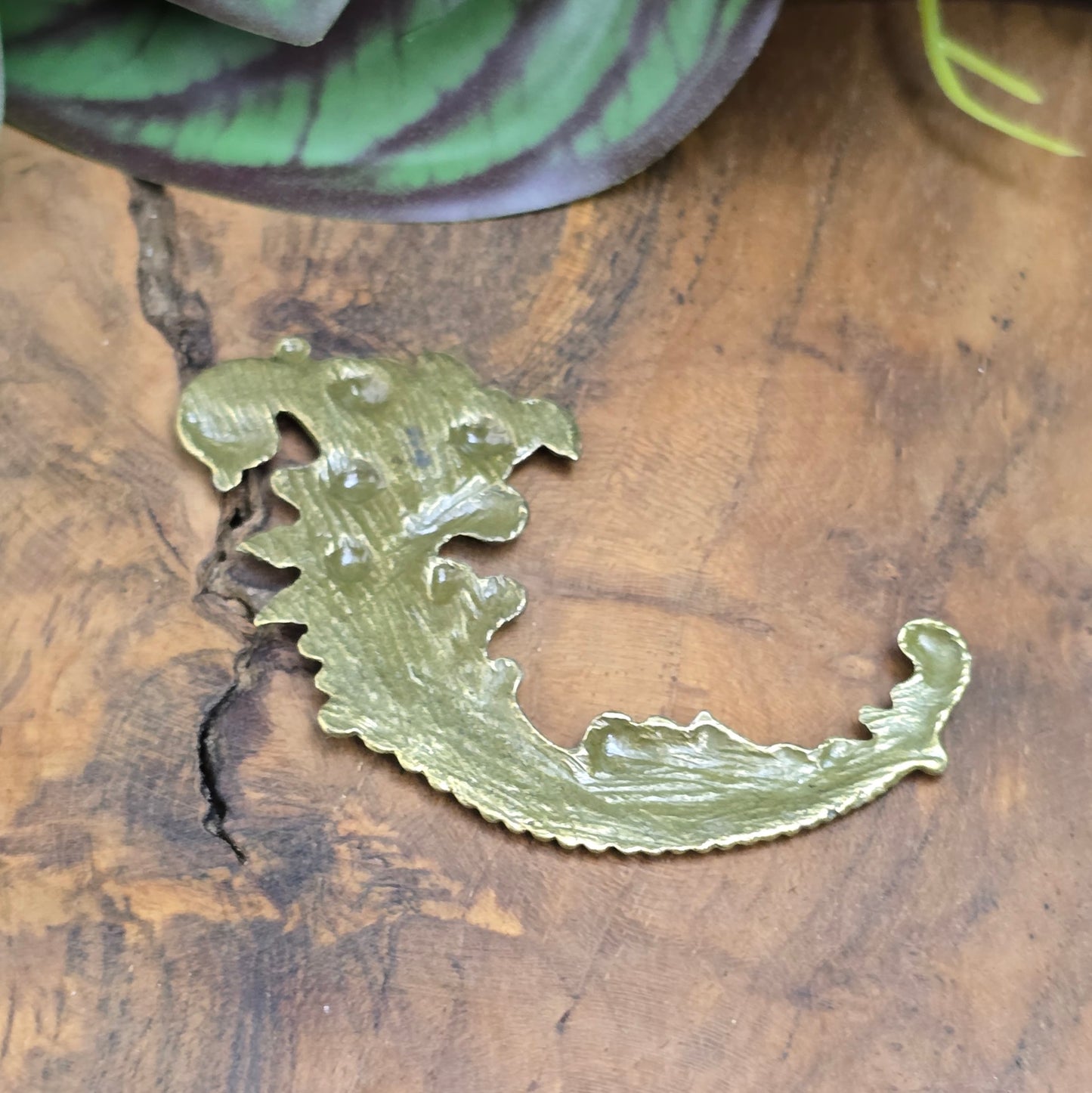 Barockes Zierteil 69mm im Gotik-Design aus antik bronzefarbener Zinklegierung. Perfekt für Schmuck, Möbel & DIY-Projekte. Flache Rückseite für einfaches Verarbeiten.
