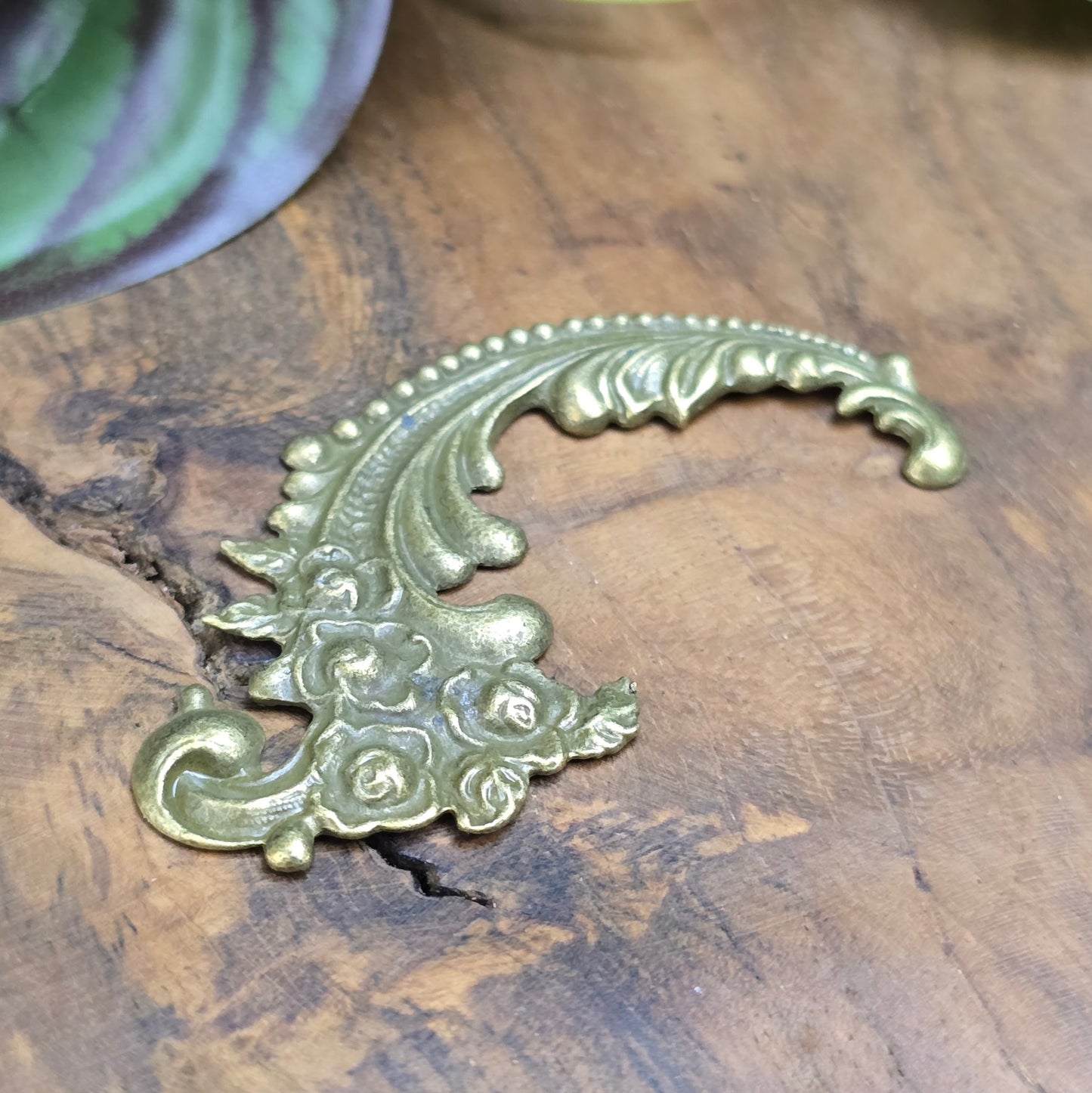Barockes Zierteil 69mm im Gotik-Design aus antik bronzefarbener Zinklegierung. Perfekt für Schmuck, Möbel & DIY-Projekte. Flache Rückseite für einfaches Verarbeiten.