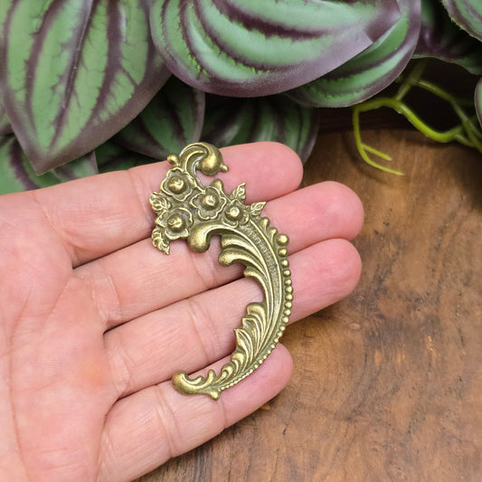 Barockes Zierteil 69mm im Gotik-Design aus antik bronzefarbener Zinklegierung. Perfekt für Schmuck, Möbel & DIY-Projekte. Flache Rückseite für einfaches Verarbeiten.