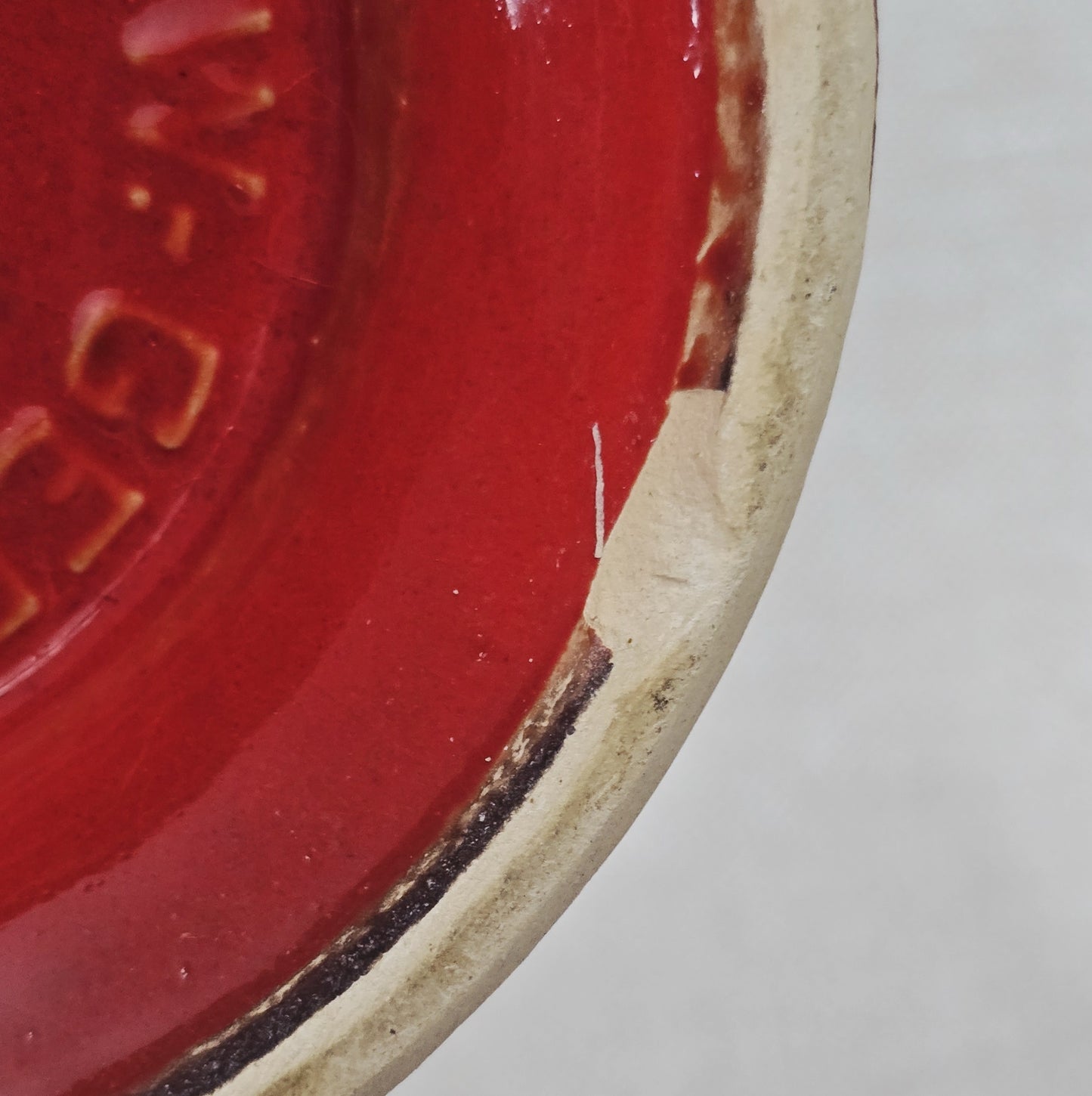 Roter Bay Keramik Krug mit reliefierten Blumen, West German Pottery 1960er, grün glasierte Innenfläche, Sammlerobjekt mit kleinem Chip am Bodenrand.