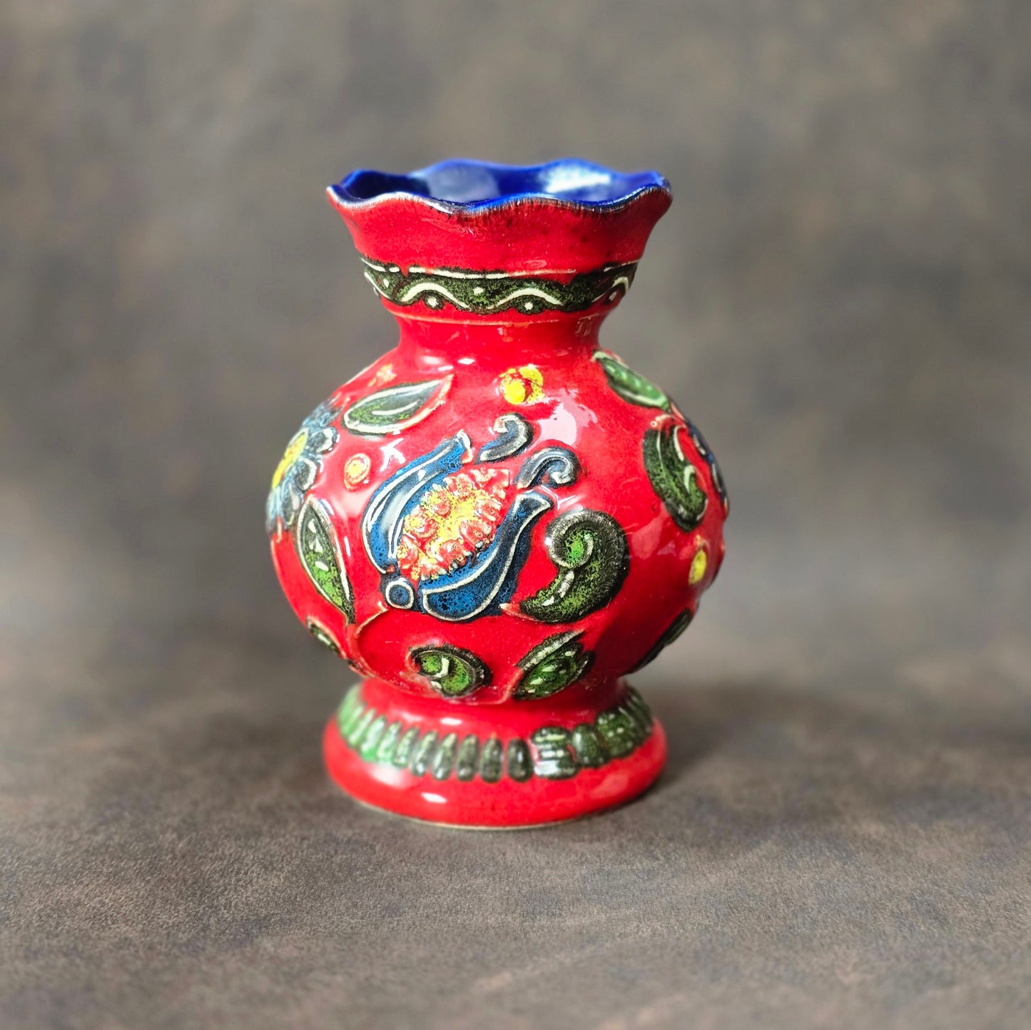 Vintage Bay Keramik Vase 14 cm, rote Reliefglasur mit buntem Dekor, Mid-Century Modern