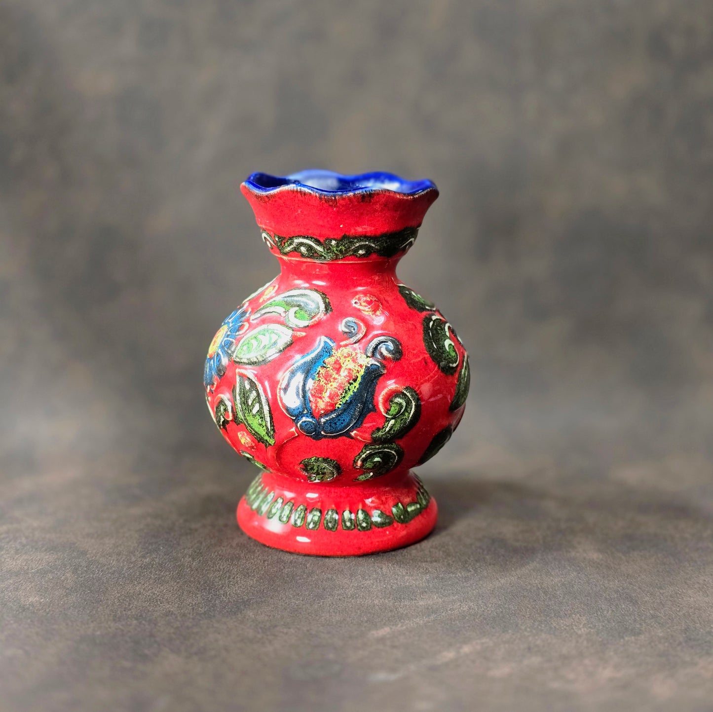 Vintage Bay Keramik Vase 14 cm, rote Reliefglasur mit buntem Dekor, Mid-Century Modern