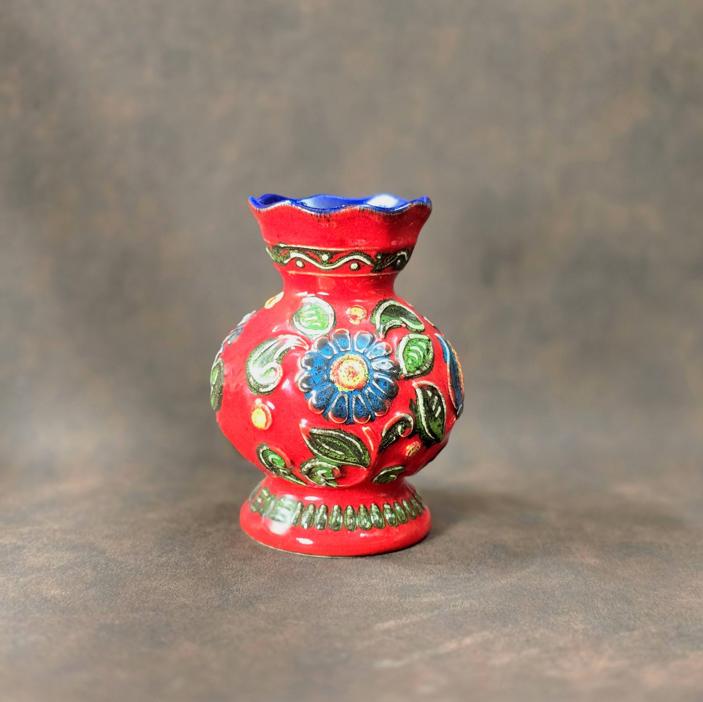 Vintage Bay Keramik Vase 14 cm, rote Reliefglasur mit buntem Dekor, Mid-Century Modern