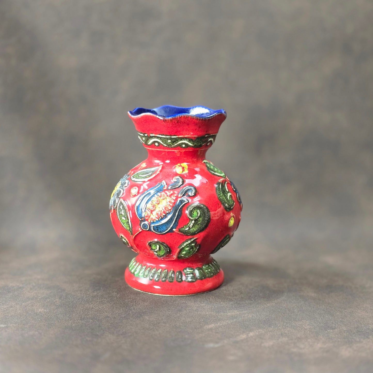 Vintage Bay Keramik Vase 14 cm, rote Reliefglasur mit buntem Dekor, Mid-Century Modern