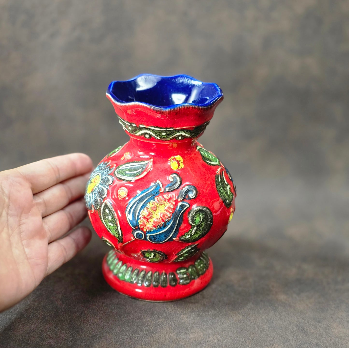 Vintage Bay Keramik Vase 14 cm, rote Reliefglasur mit buntem Dekor, Mid-Century Modern
