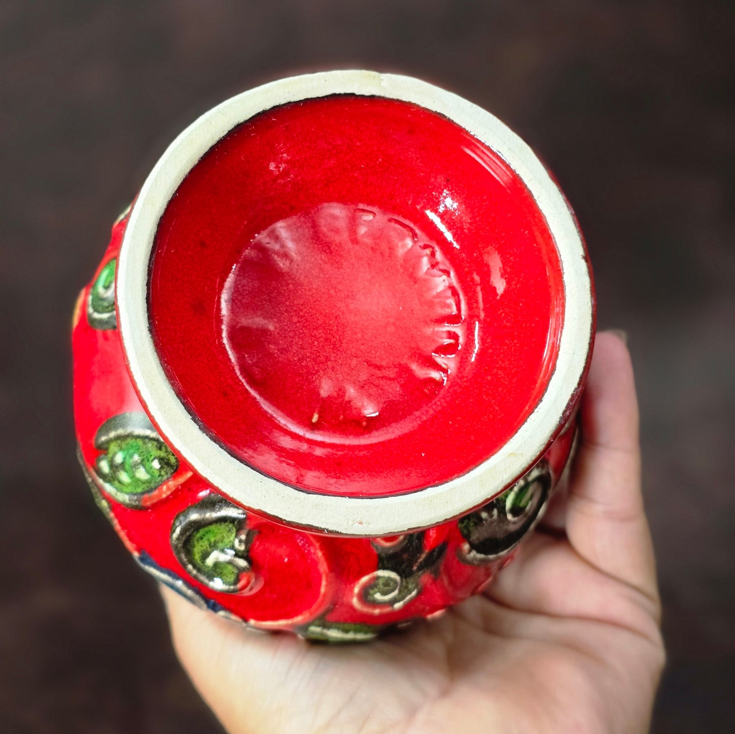 Vintage Bay Keramik Vase 14 cm, rote Reliefglasur mit buntem Dekor, Mid-Century Modern