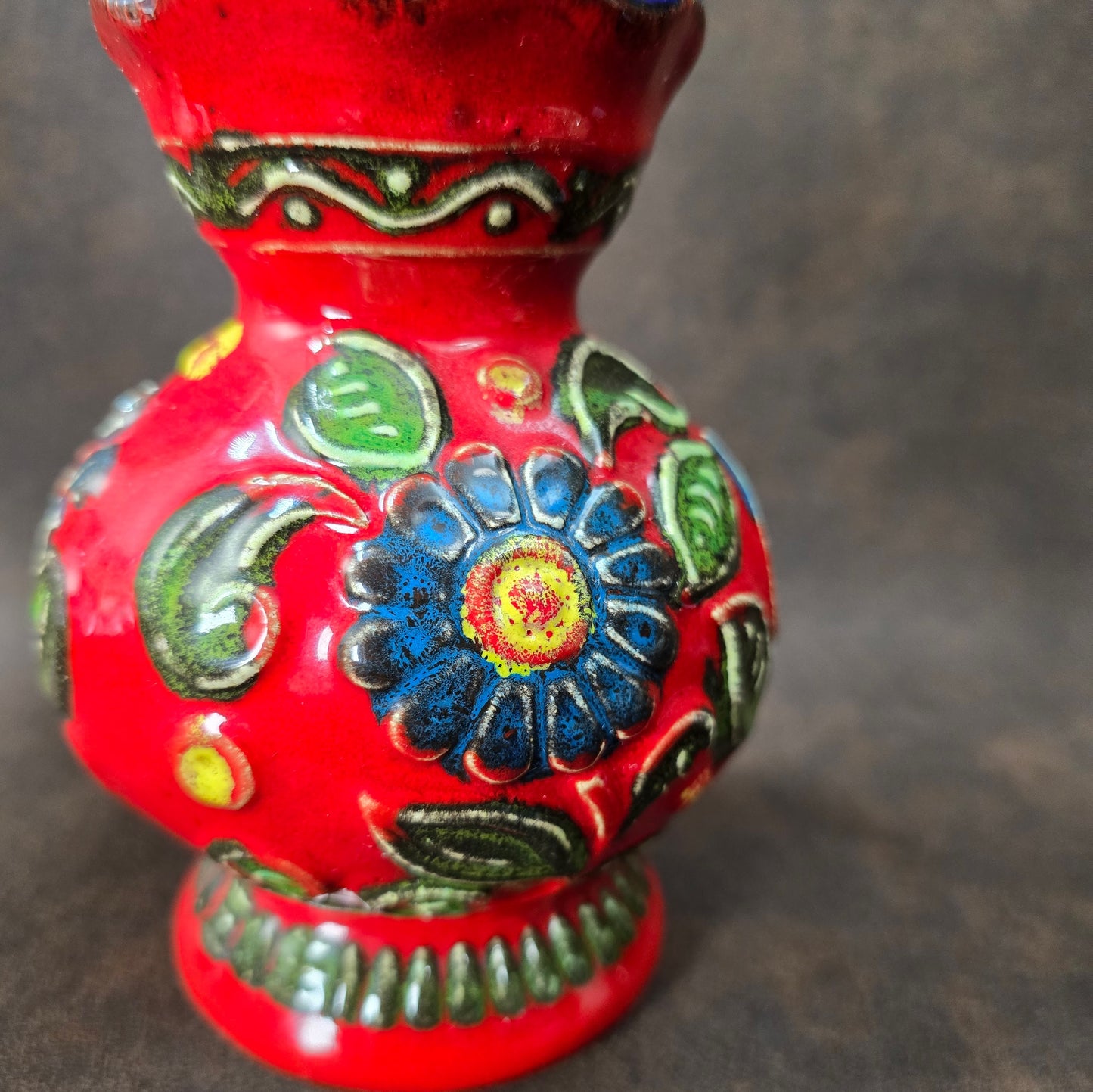 Vintage Bay Keramik Vase 14 cm, rote Reliefglasur mit buntem Dekor, Mid-Century Modern