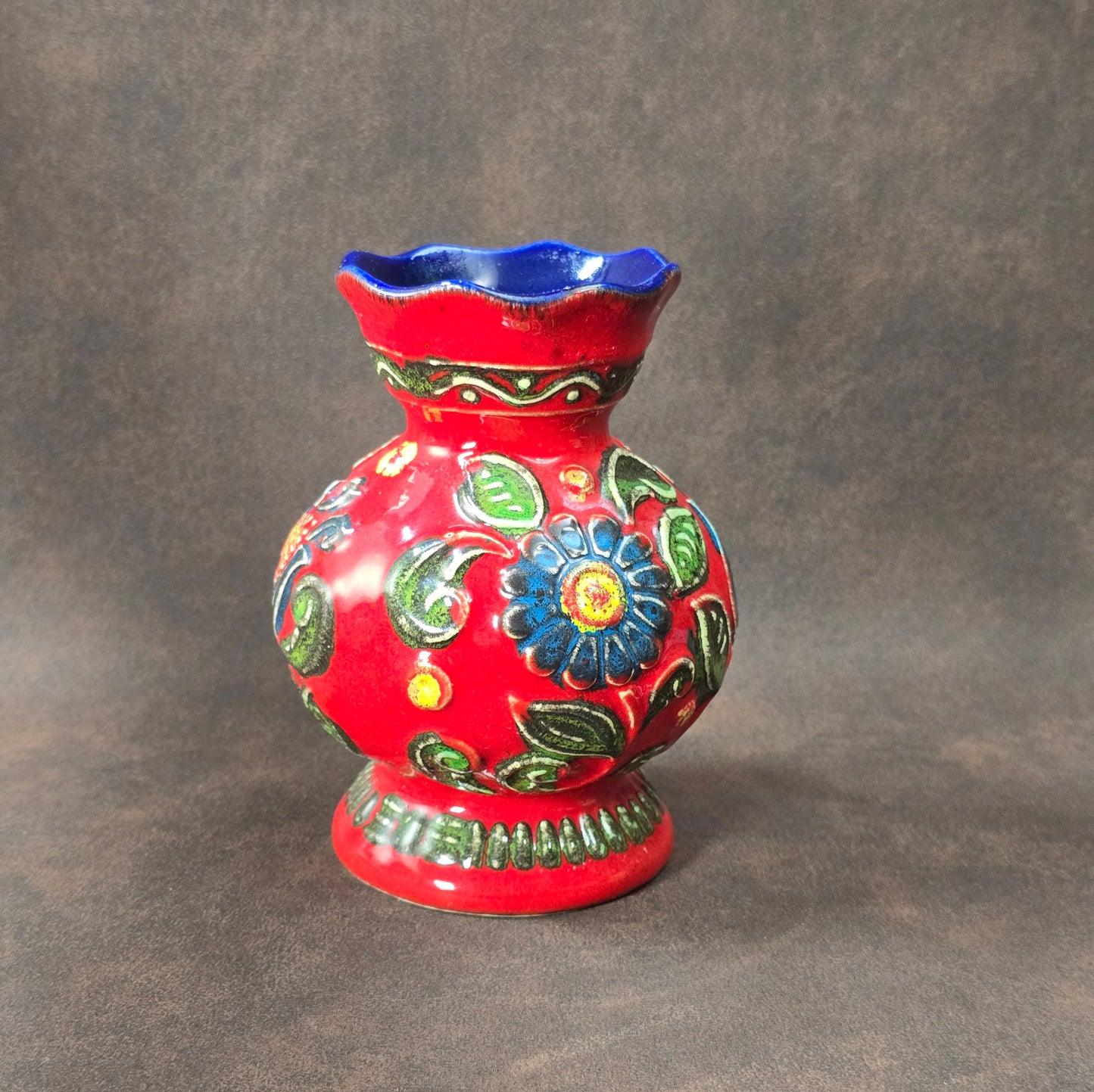Vintage Bay Keramik Vase 14 cm, rote Reliefglasur mit buntem Dekor, Mid-Century Modern