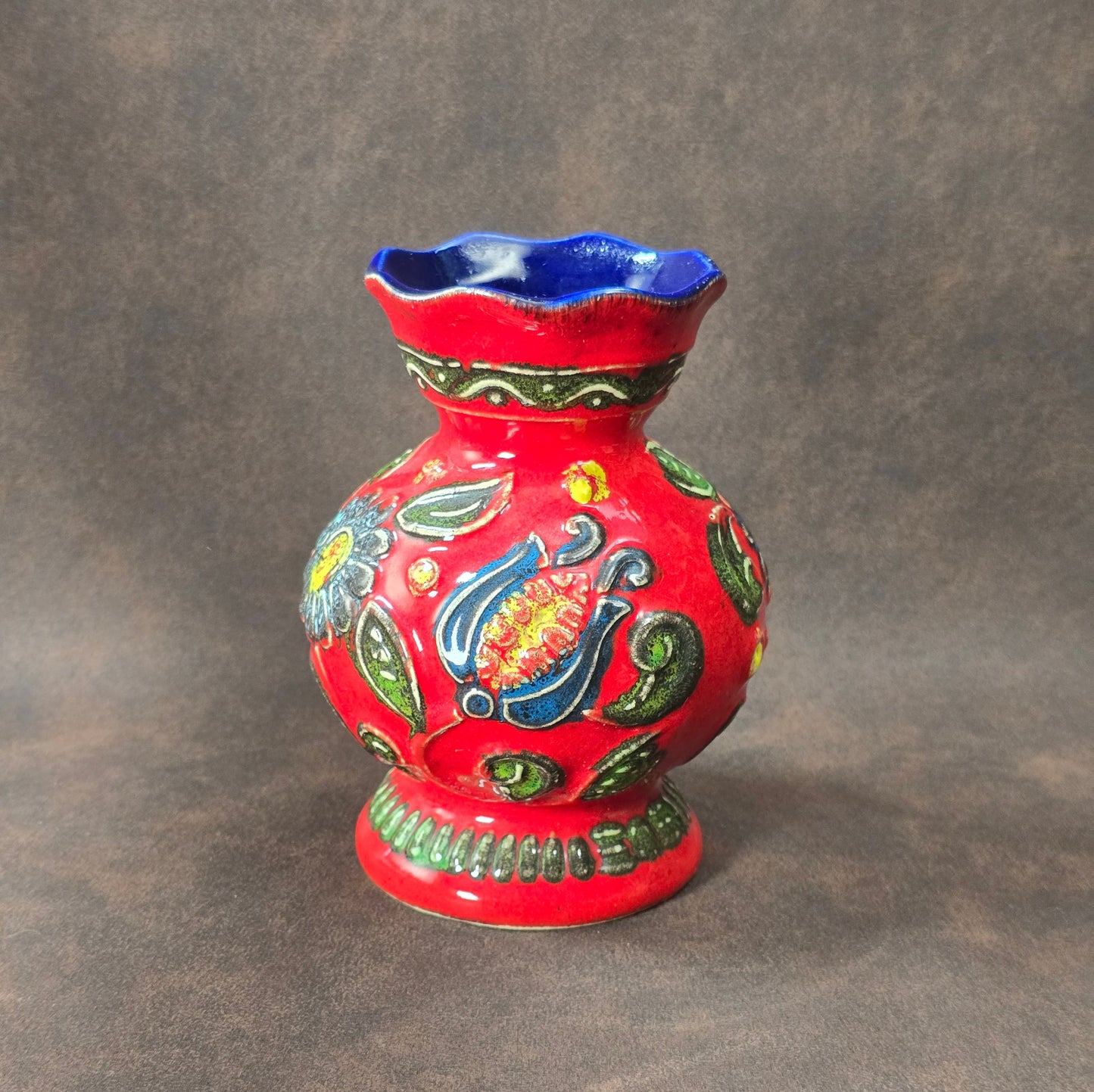 Vintage Bay Keramik Vase 14 cm, rote Reliefglasur mit buntem Dekor, Mid-Century Modern