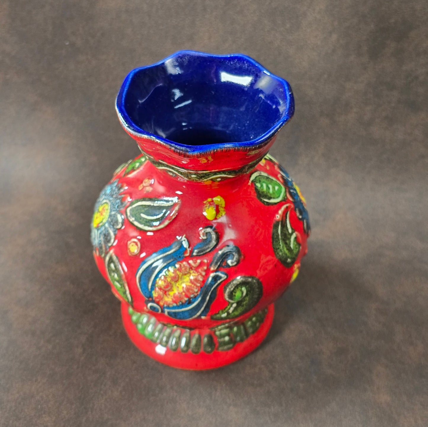 Vintage Bay Keramik Vase 14 cm, rote Reliefglasur mit buntem Dekor, Mid-Century Modern