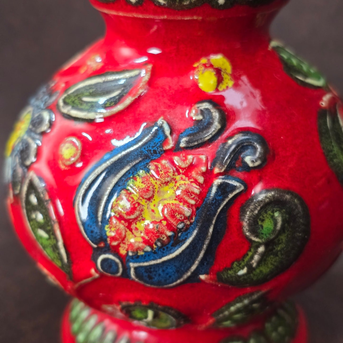 Vintage Bay Keramik Vase 14 cm, rote Reliefglasur mit buntem Dekor, Mid-Century Modern