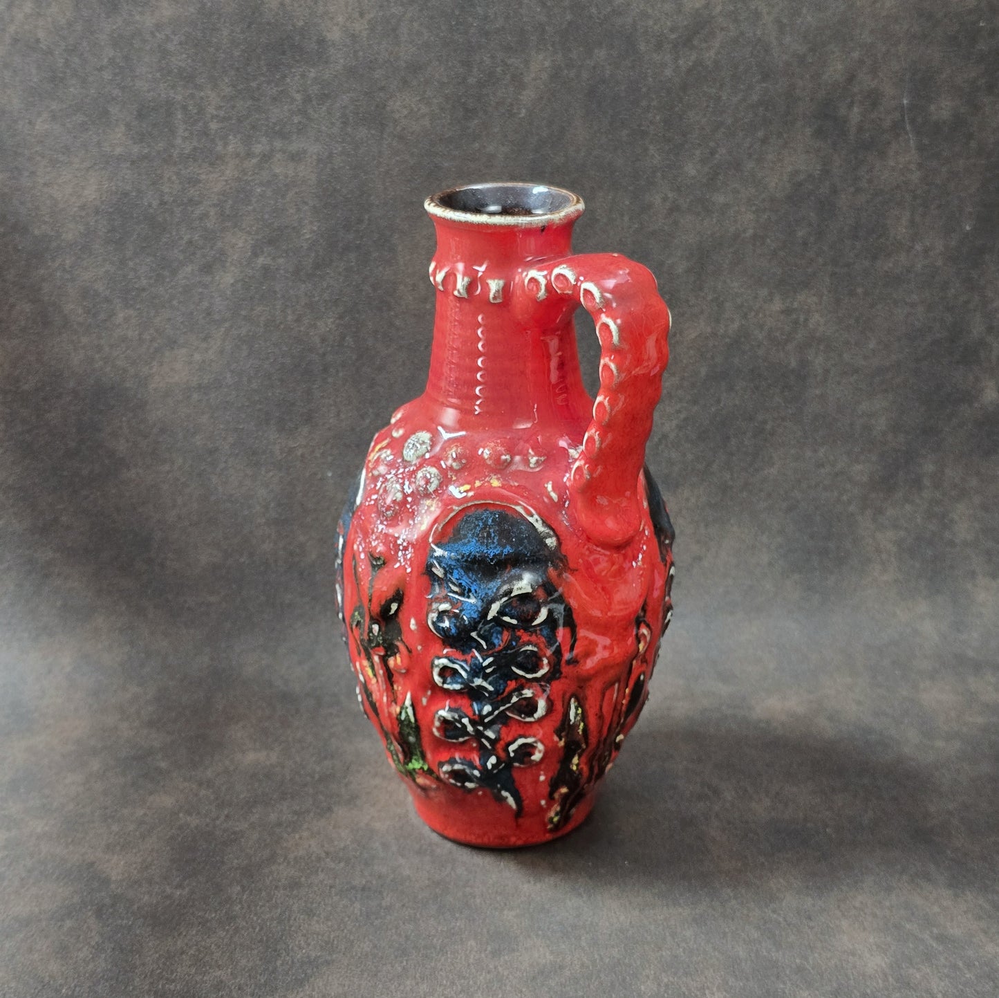 Bay Keramik Vintage Henkelkrug in Rot und Schwarz, Fat-Lava-Relief, 20 cm, 1970er Jahre, West German Pottery.