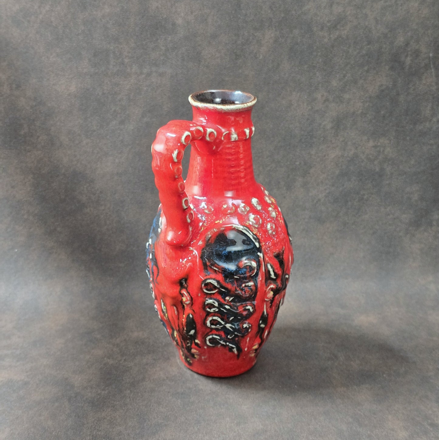 Bay Keramik Vintage Henkelkrug in Rot und Schwarz, Fat-Lava-Relief, 20 cm, 1970er Jahre, West German Pottery.