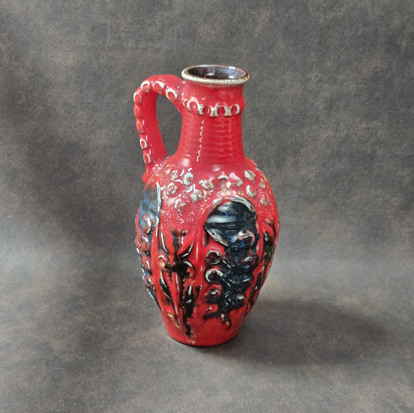 Bay Keramik Vintage Henkelkrug in Rot und Schwarz, Fat-Lava-Relief, 20 cm, 1970er Jahre, West German Pottery.